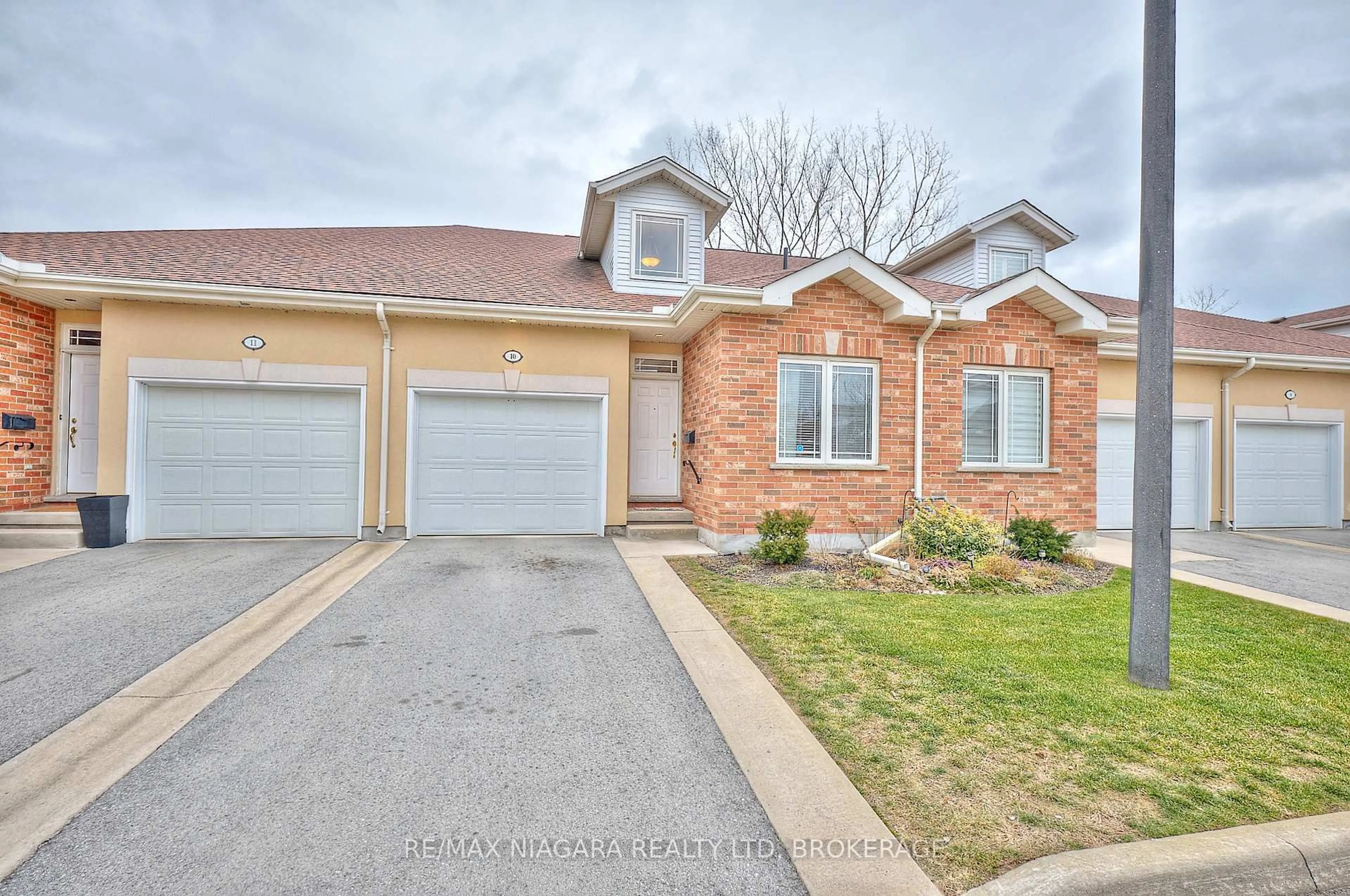 Home with brick exterior material, street for 4300 Kalar Rd #10, Niagara Falls Ontario L2H 1S8