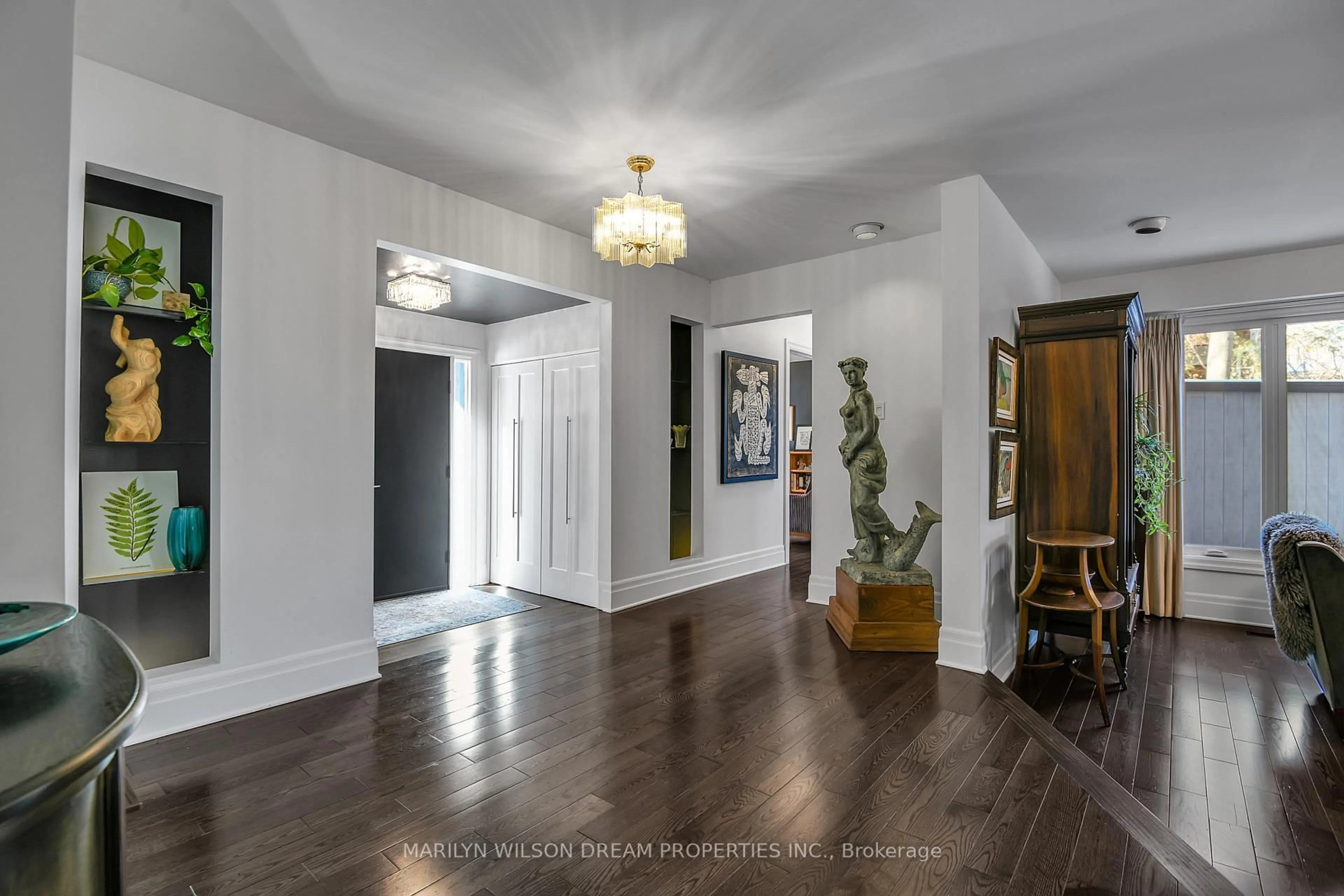 Indoor entryway for 11 Burrows Rd, Ottawa Ontario K1J 6E5