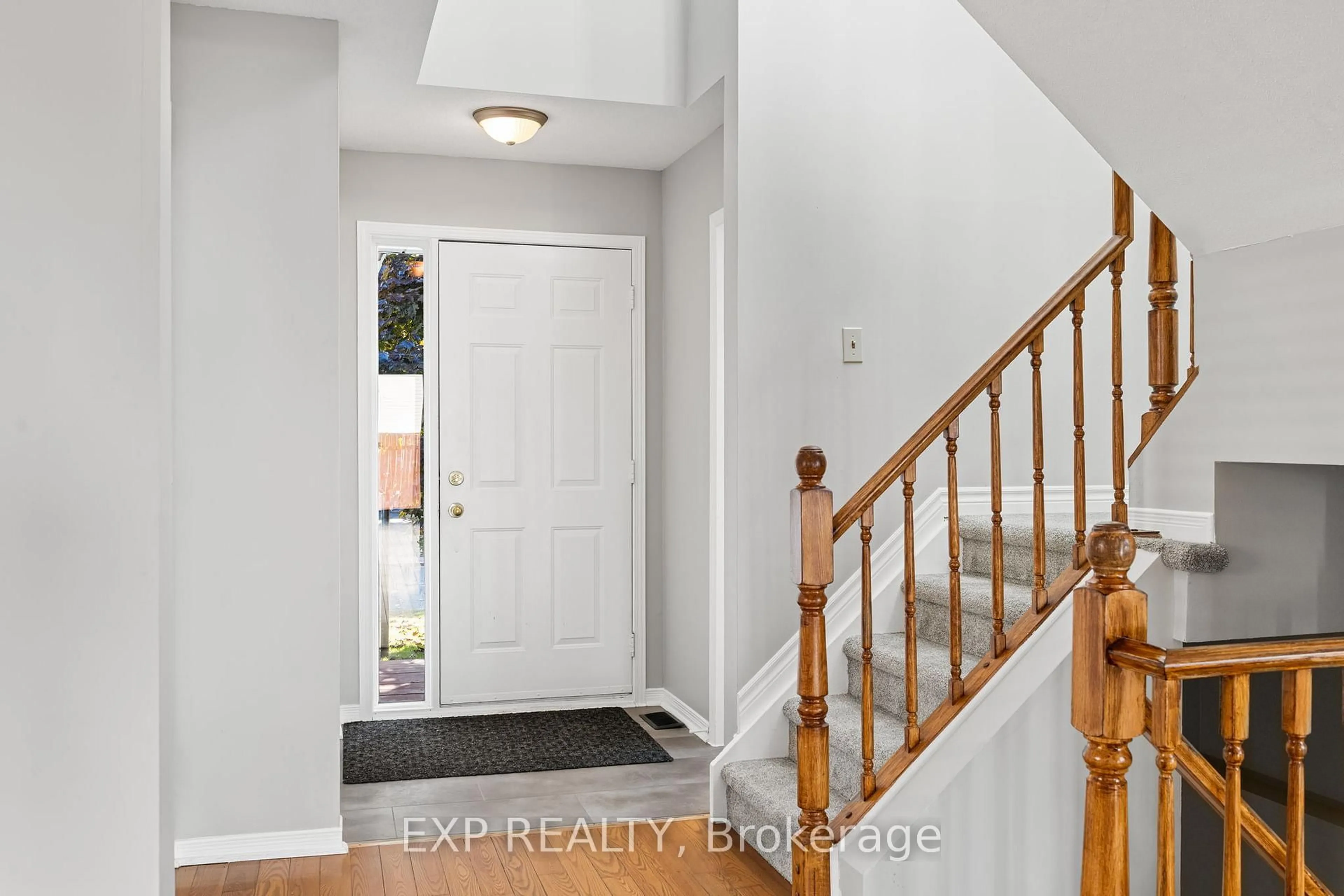 Indoor entryway for 32 Peacock Cres, Ottawa Ontario K2J 3P6