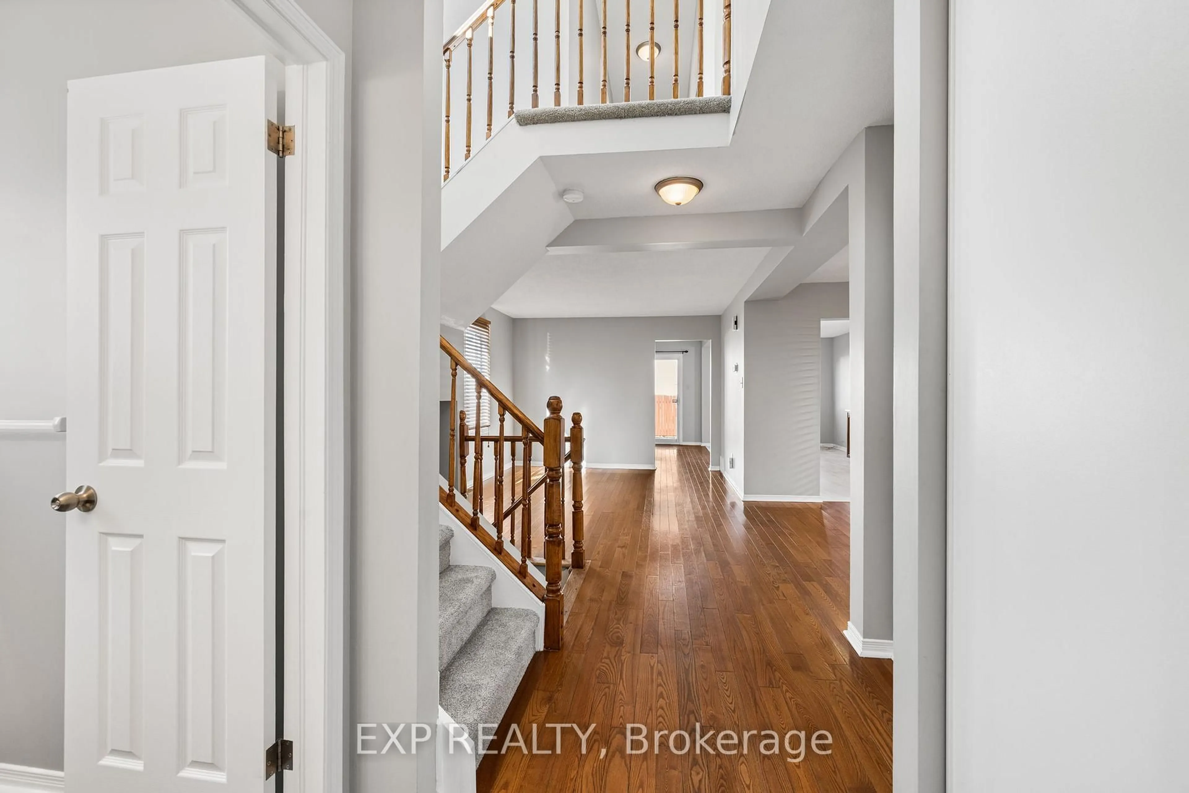 Indoor entryway for 32 Peacock Cres, Ottawa Ontario K2J 3P6