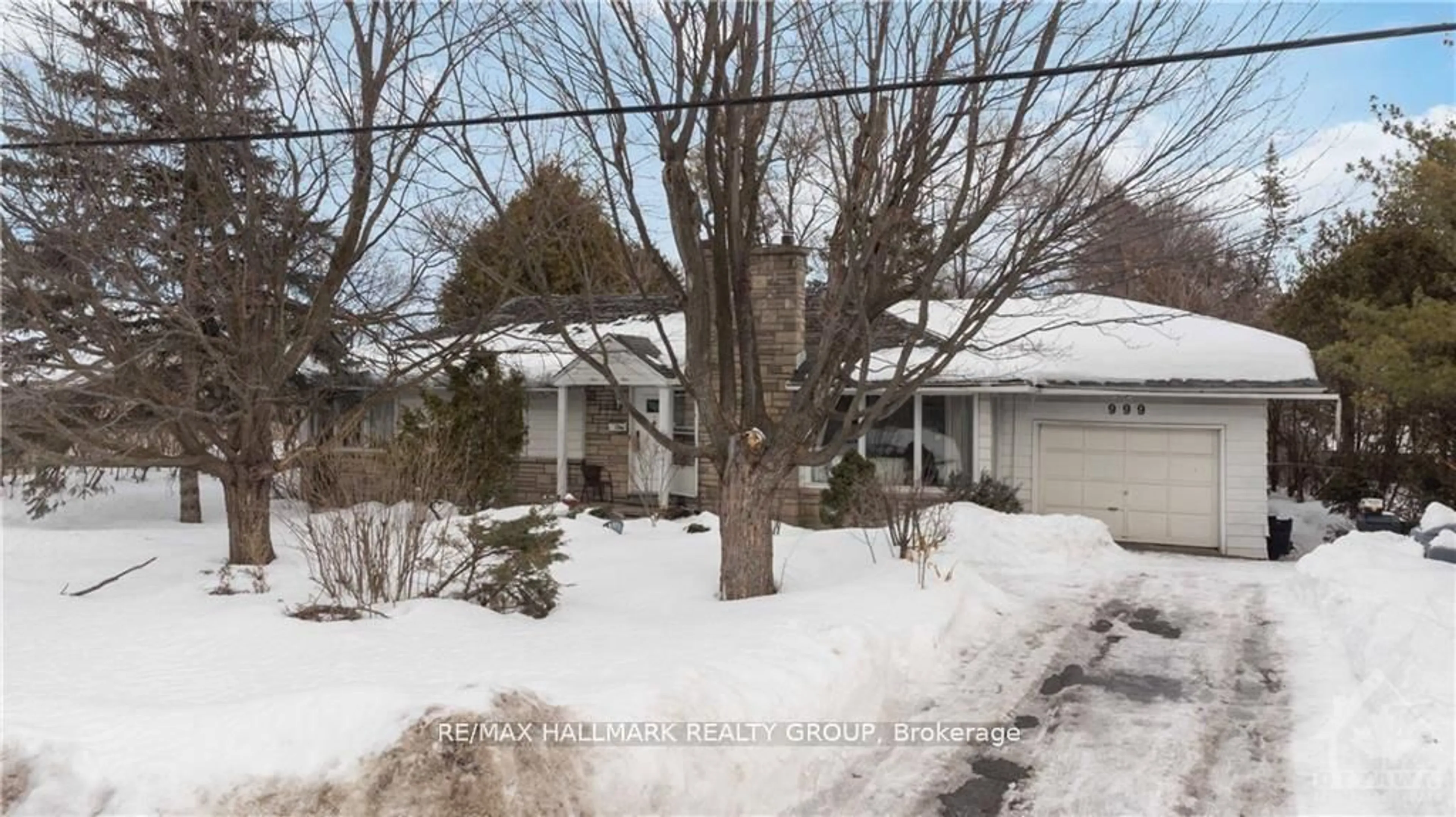 A pic from outside/outdoor area/front of a property/back of a property/a pic from drone, street for 999 LAPORTE St, Ottawa Ontario K1J 7B2