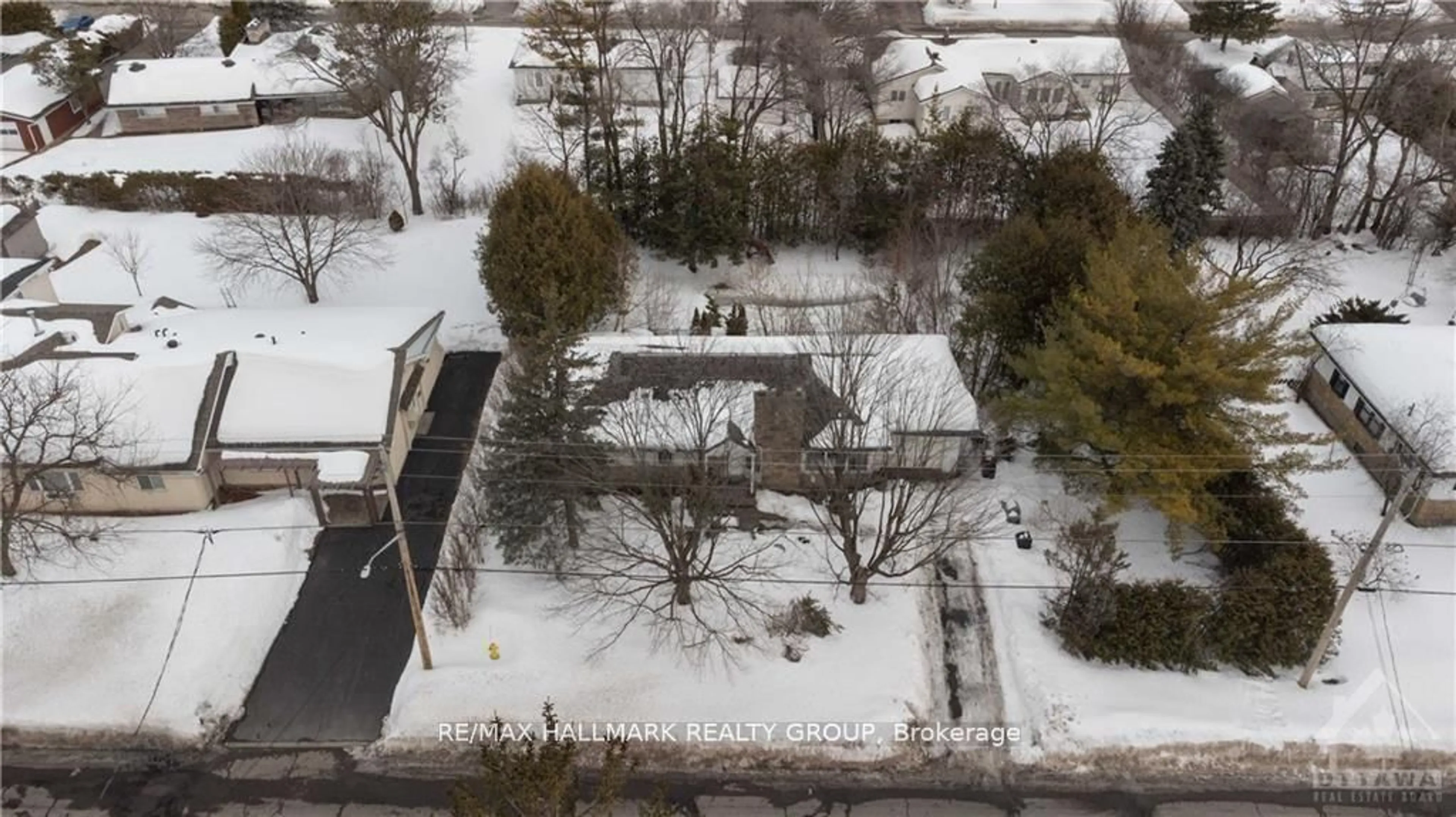 A pic from outside/outdoor area/front of a property/back of a property/a pic from drone, street for 999 LAPORTE St, Ottawa Ontario K1J 7B2