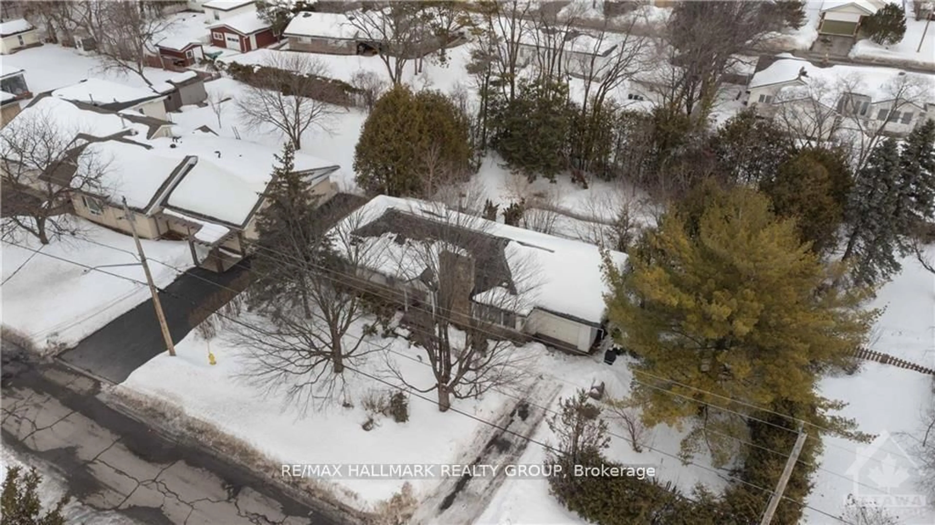 A pic from outside/outdoor area/front of a property/back of a property/a pic from drone, street for 999 LAPORTE St, Ottawa Ontario K1J 7B2