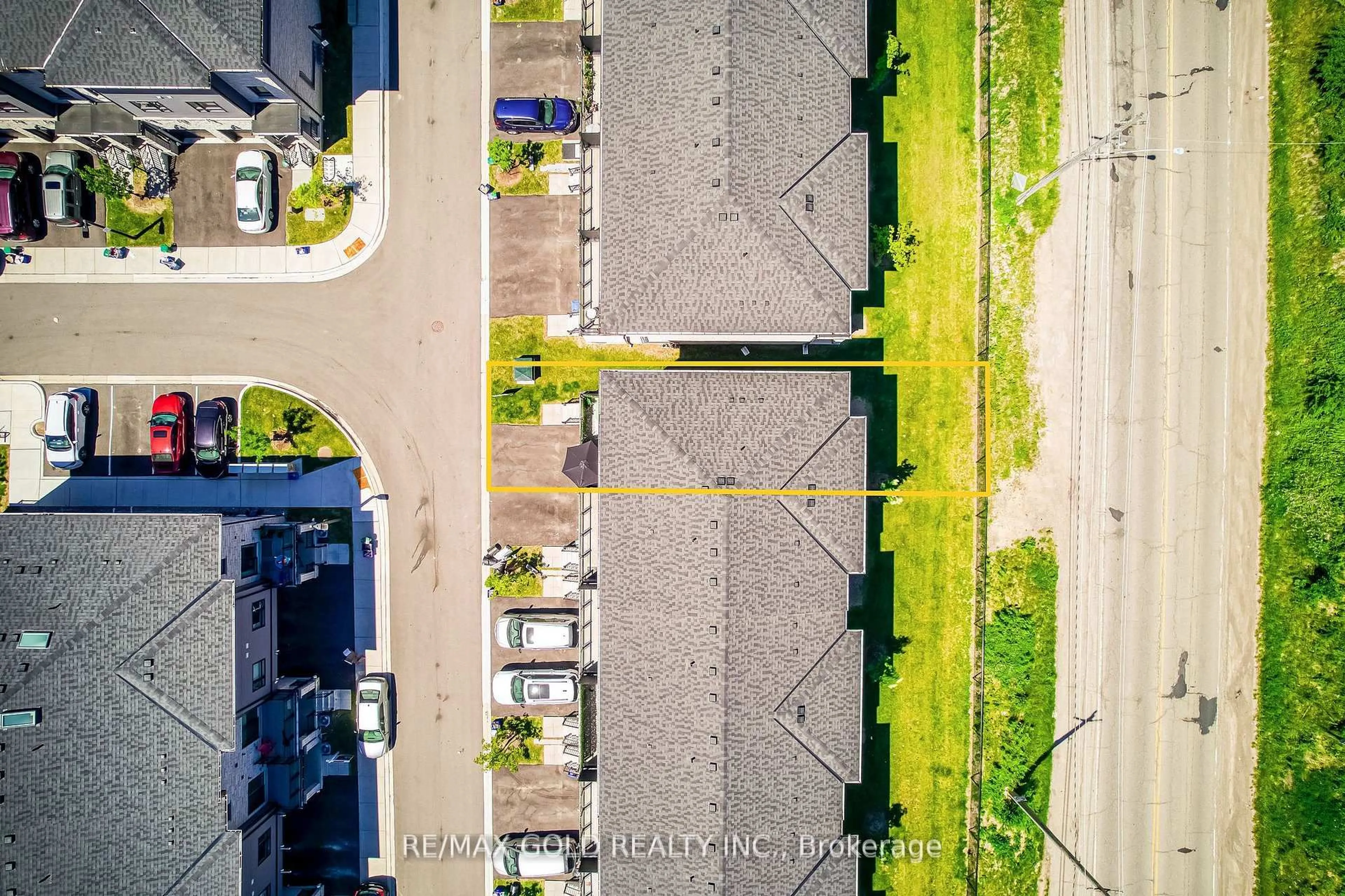 A pic from outside/outdoor area/front of a property/back of a property/a pic from drone, street for 51 Sparrow Ave #90, Cambridge Ontario N1T 0E5