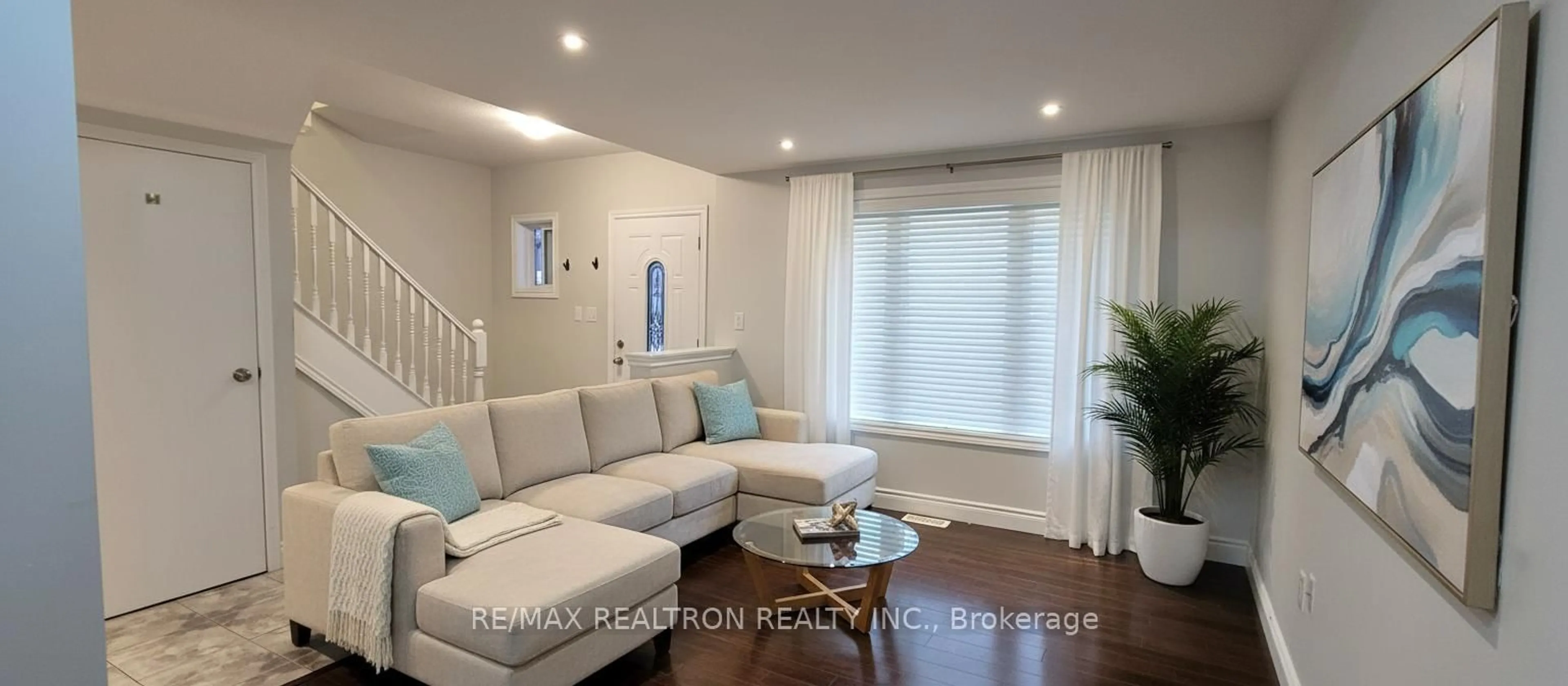 Living room with furniture, wood/laminate floor for 88 Kensington Ave, Hamilton Ontario L8L 7N2