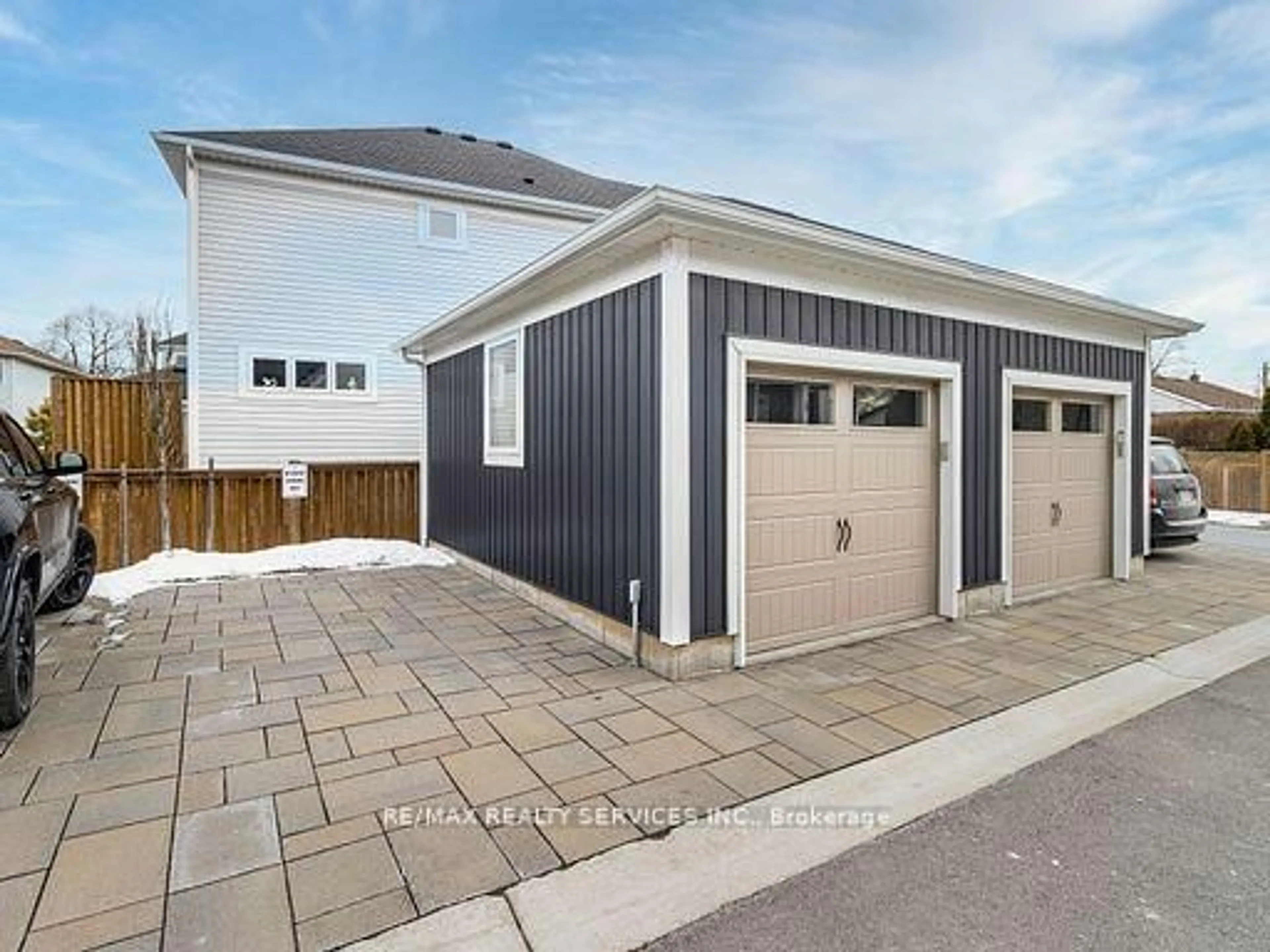 Indoor garage for 18 Princeton common St, St. Catharines Ontario L2N 0B7