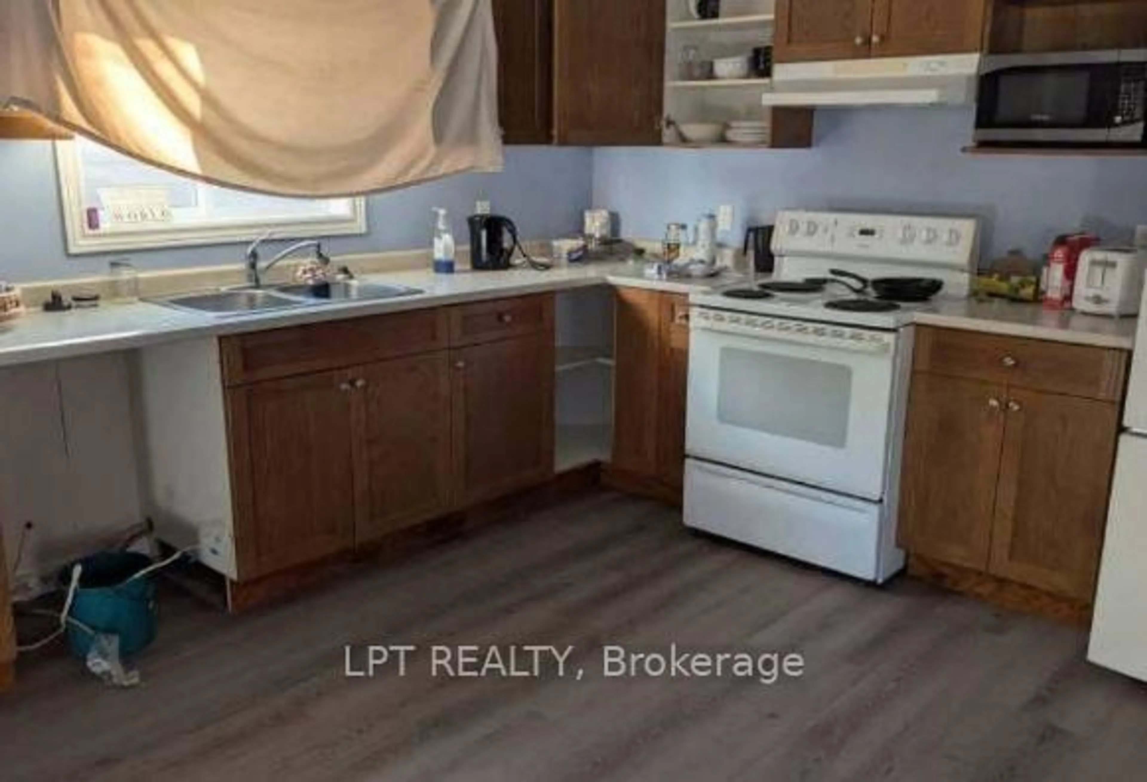 Unknown for 212 Ewart St, Strathroy-Caradoc Ontario N7G 4G6