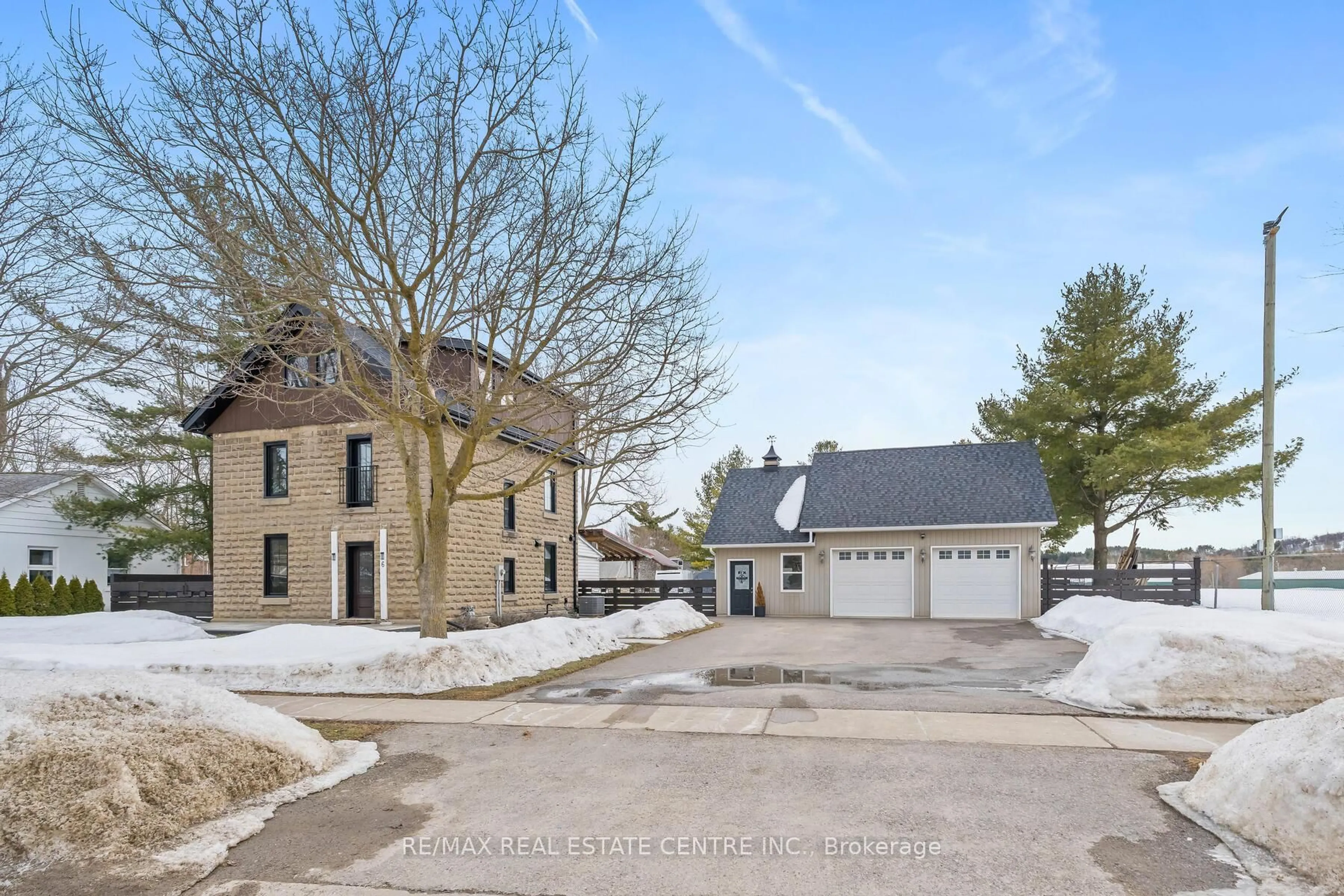 A pic from outside/outdoor area/front of a property/back of a property/a pic from drone, street for 6 Dundas St, Erin Ontario N0B 1T0
