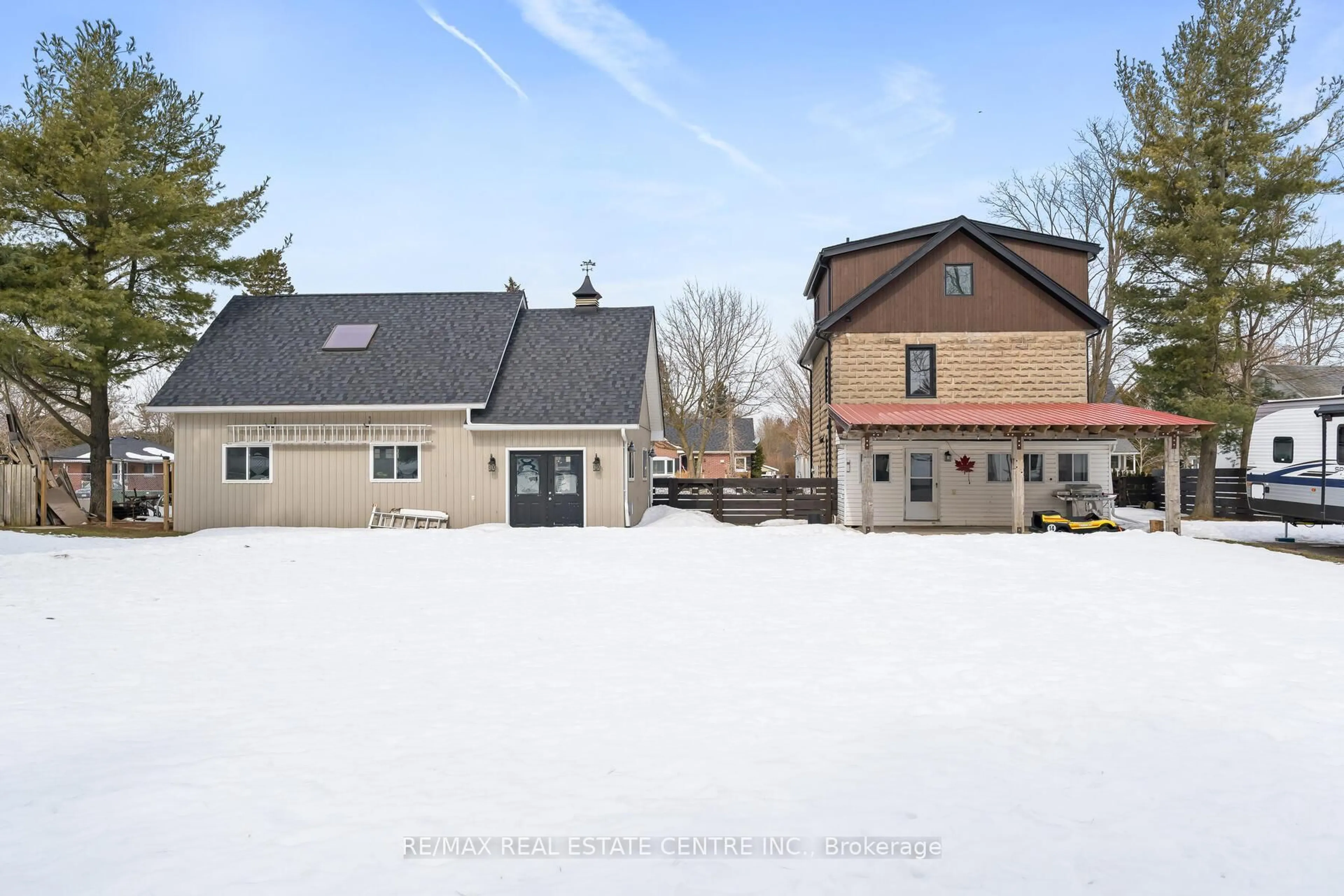 A pic from outside/outdoor area/front of a property/back of a property/a pic from drone, street for 6 Dundas St, Erin Ontario N0B 1T0