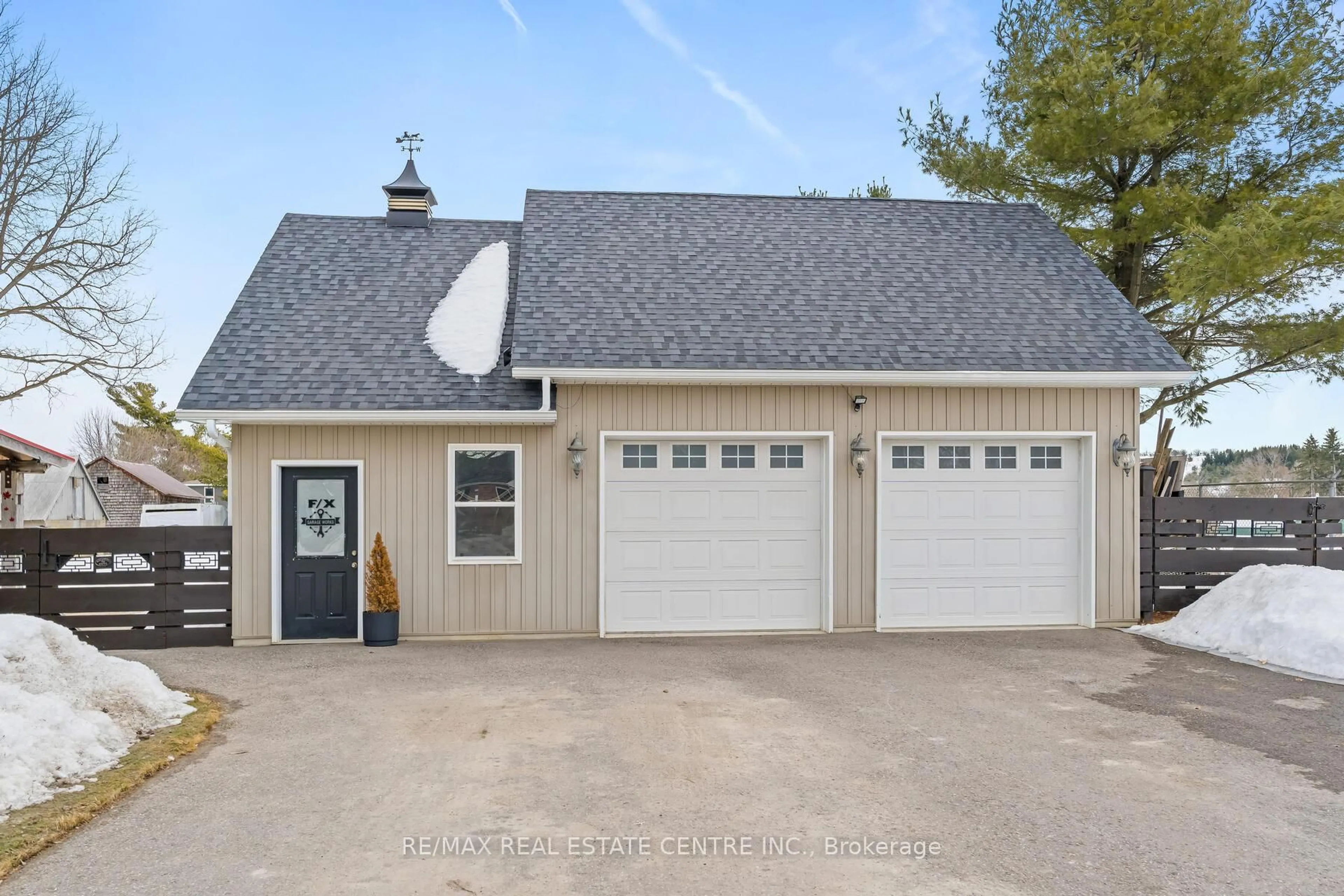 Indoor garage for 6 Dundas St, Erin Ontario N0B 1T0