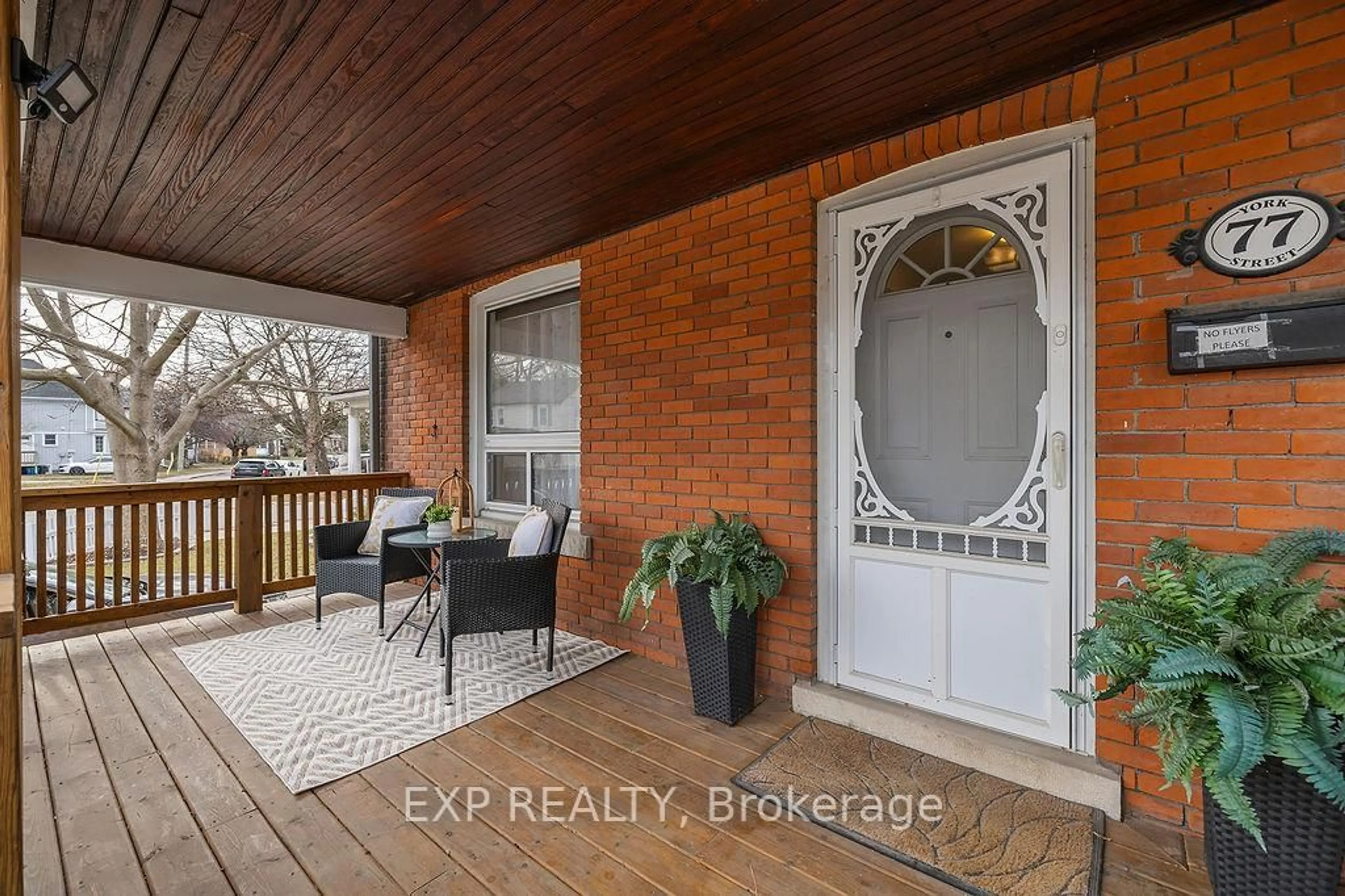 Indoor entryway for 77 York St, St. Catharines Ontario L2R 6C8