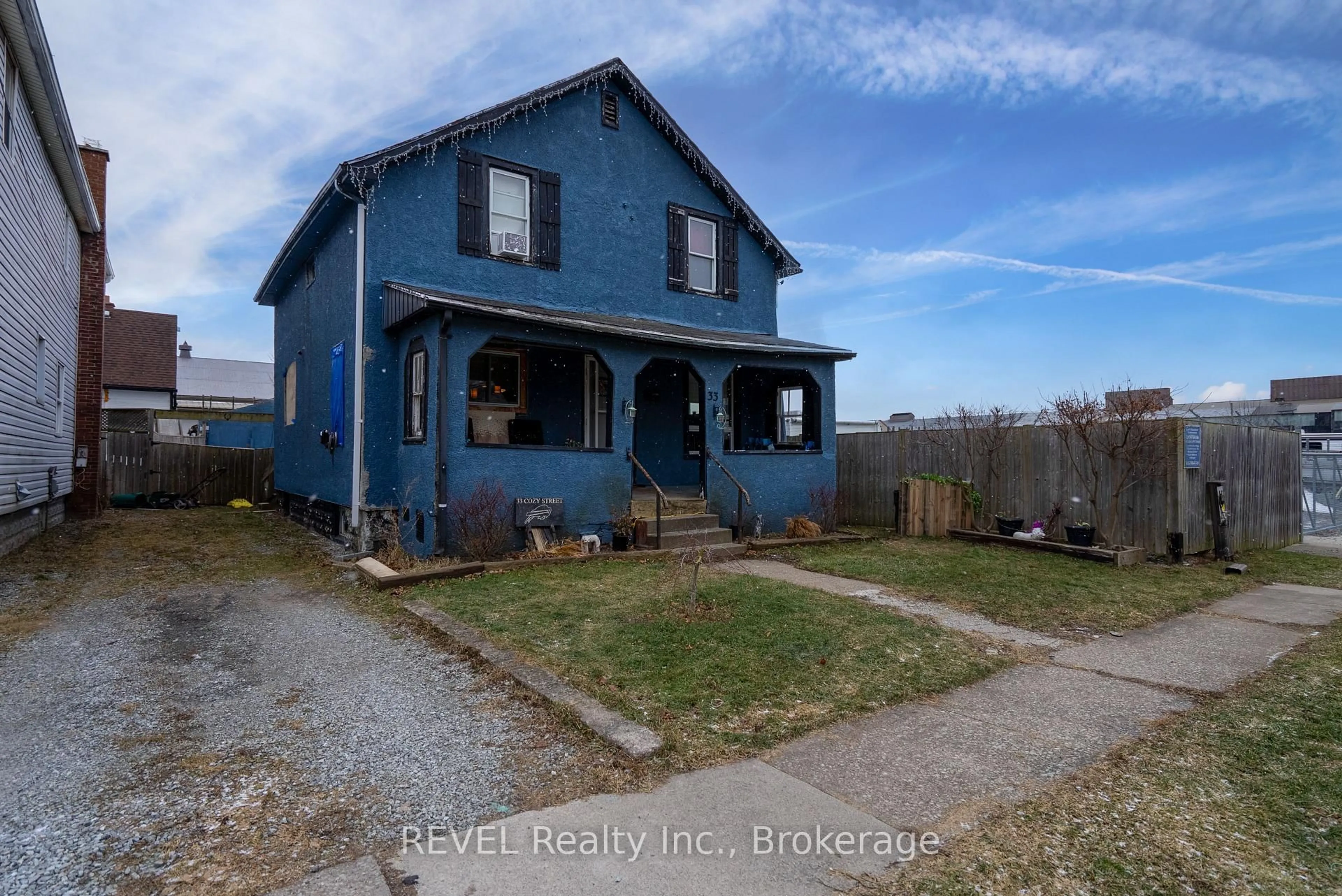 A pic from outside/outdoor area/front of a property/back of a property/a pic from drone, building for 33 Cozy St, Welland Ontario L3B 4G7