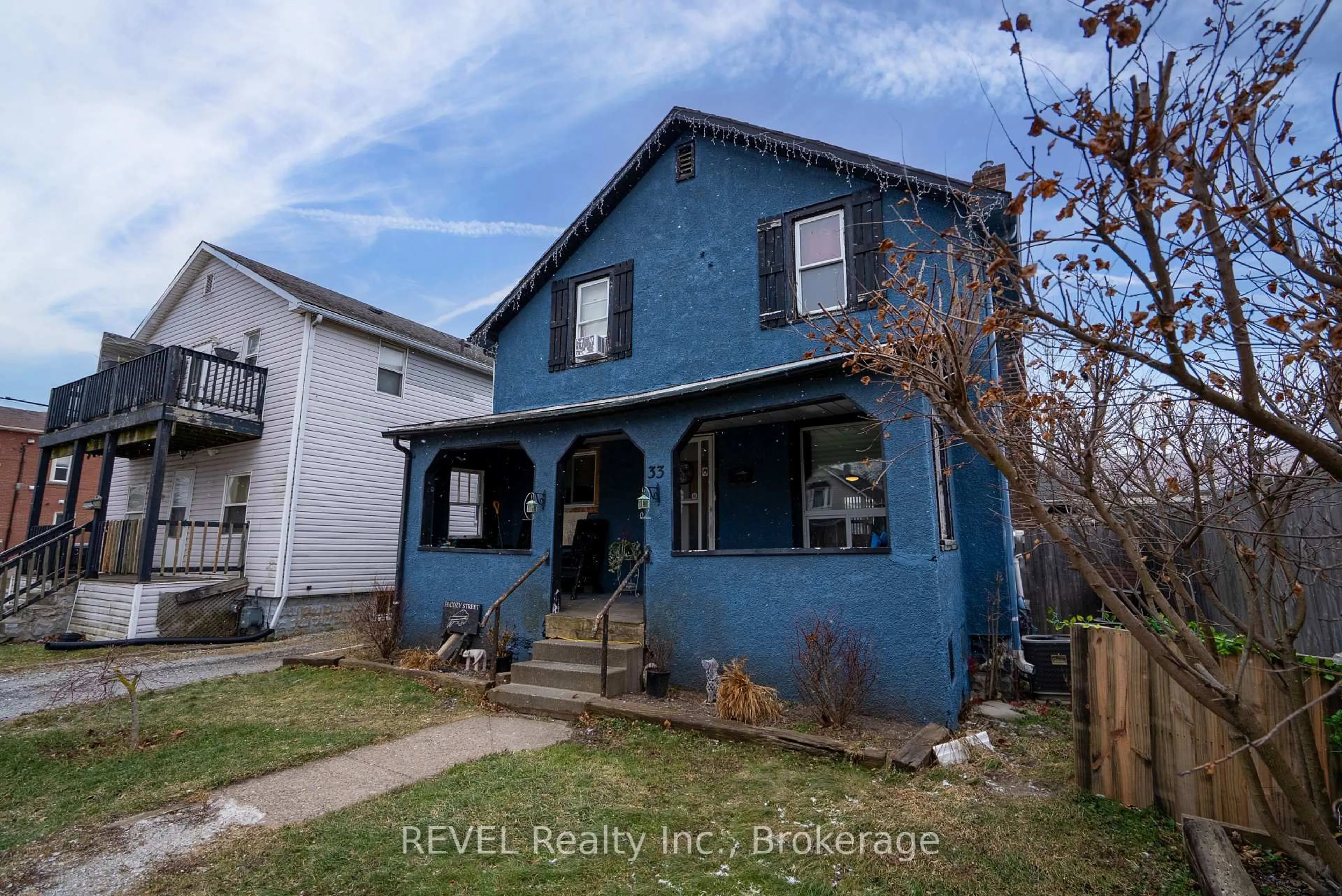 Home with vinyl exterior material, street for 33 Cozy St, Welland Ontario L3B 4G7