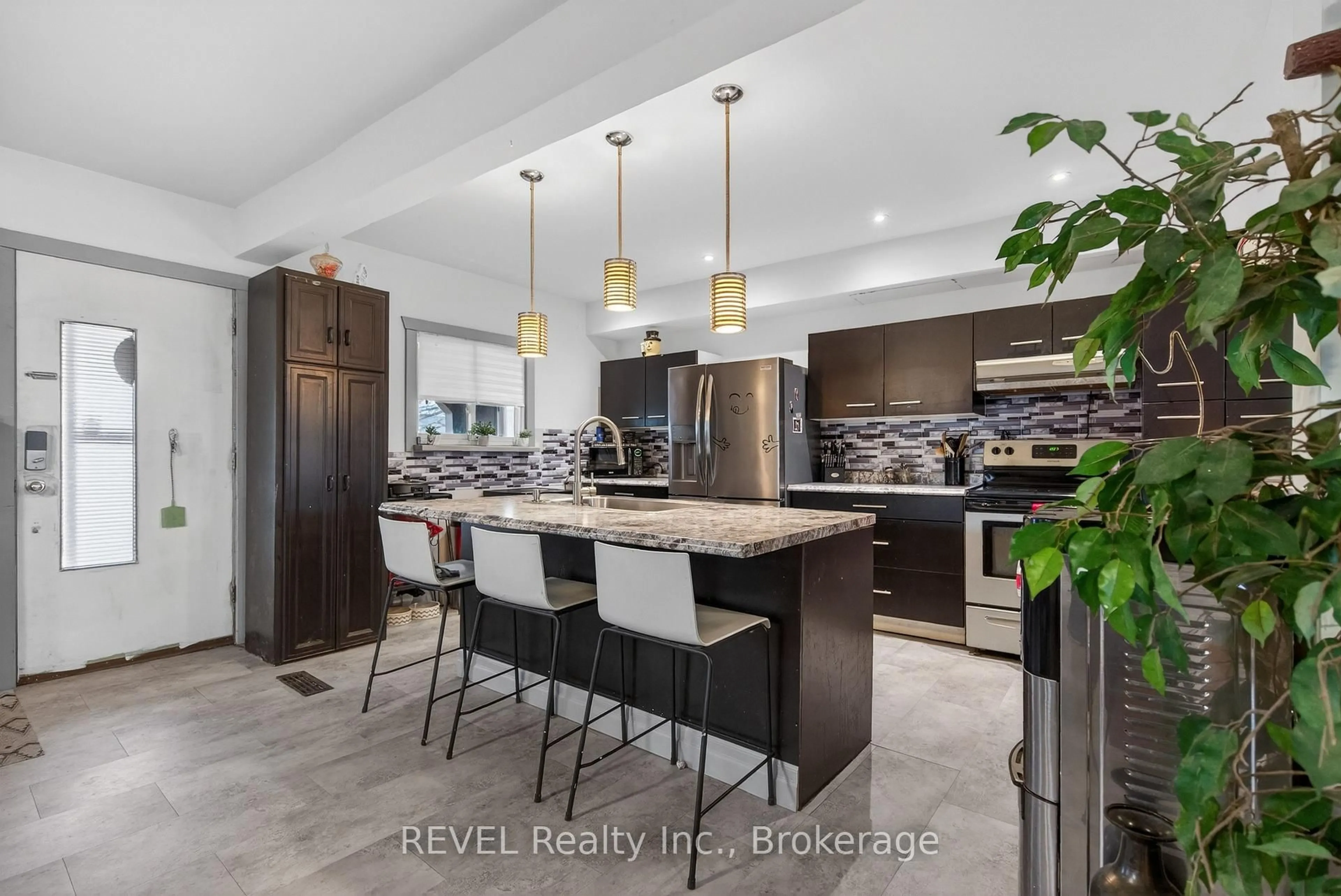 Open concept kitchen, ceramic/tile floor for 33 Cozy St, Welland Ontario L3B 4G7