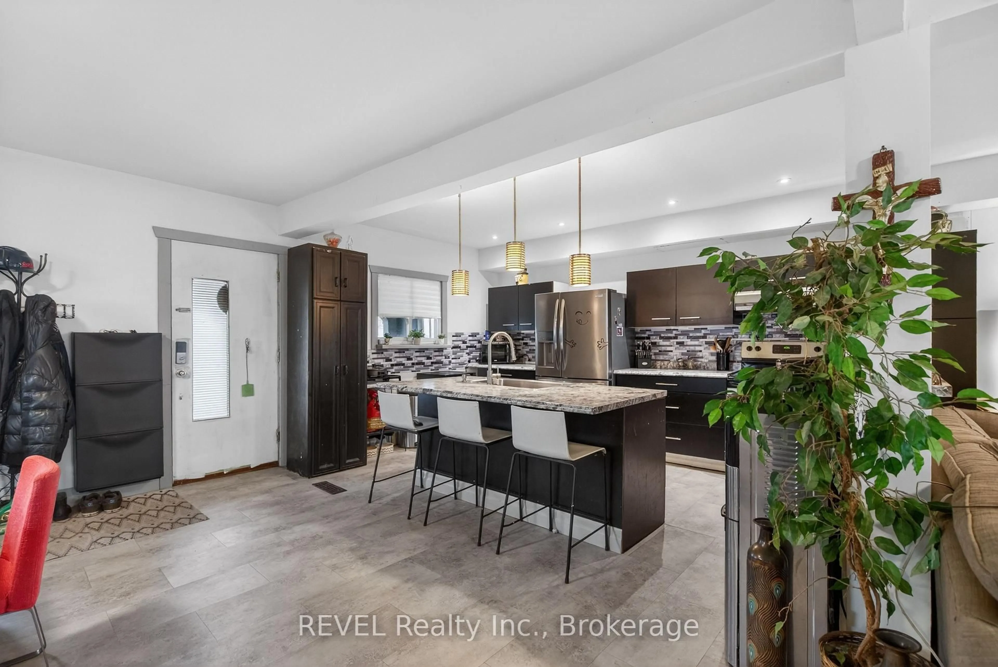 Open concept kitchen, ceramic/tile floor for 33 Cozy St, Welland Ontario L3B 4G7