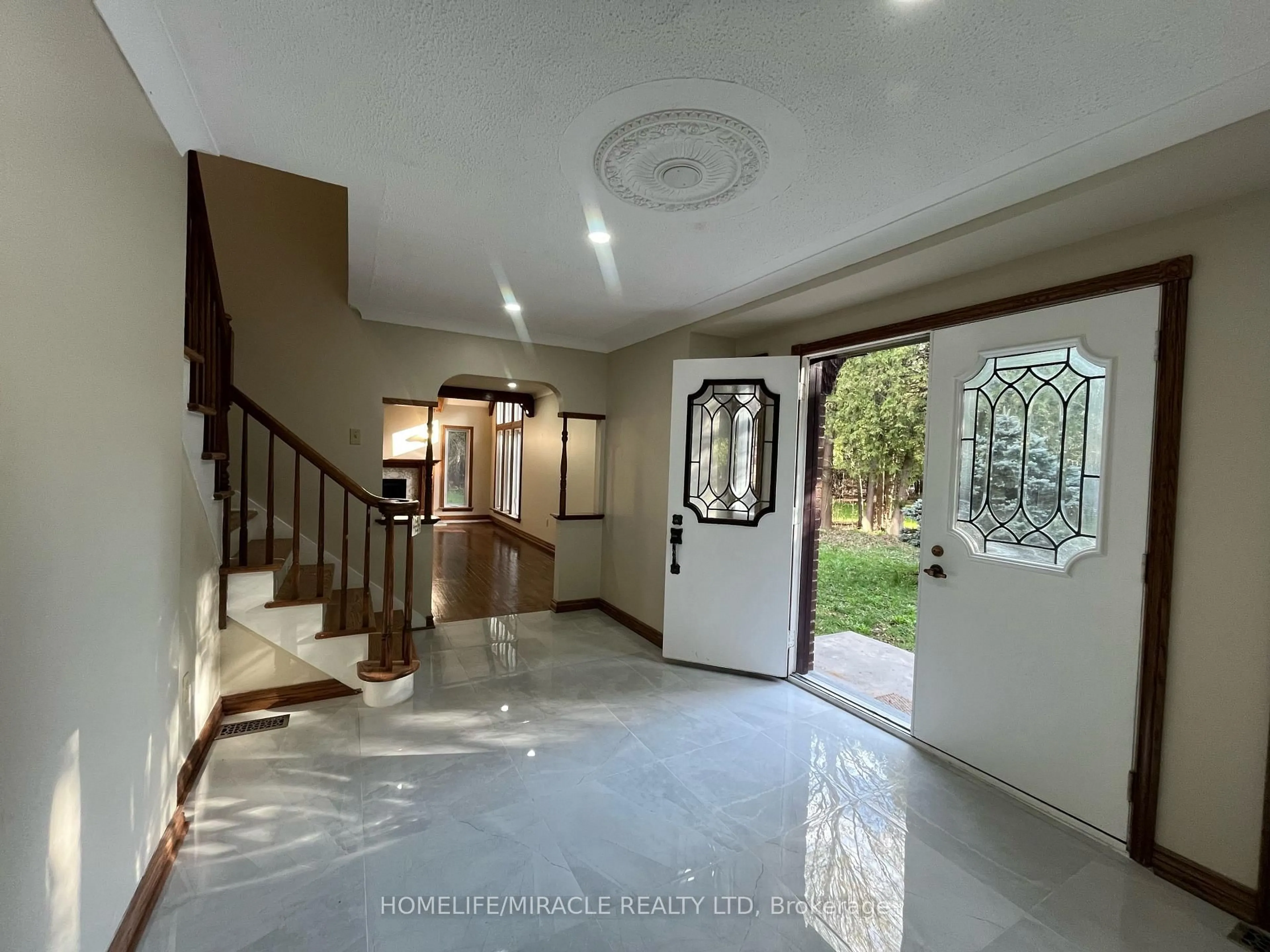 Indoor foyer for 1929 8th Line Rd, Metcalfe Ontario K0A 2P0
