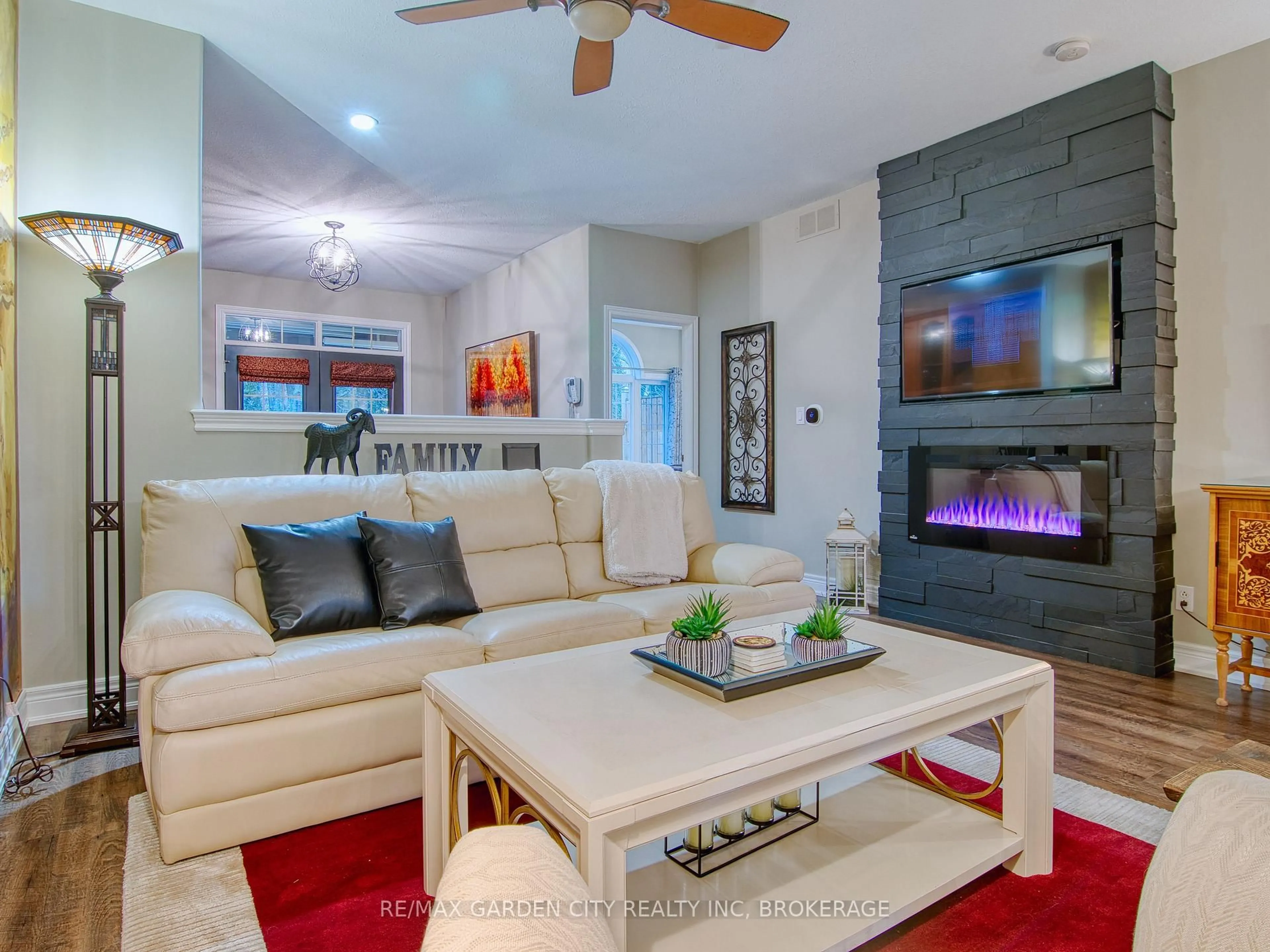 Living room with furniture, unknown for 174 Martindale Rd #Unit #6, St. Catharines Ontario L2S 3Z9