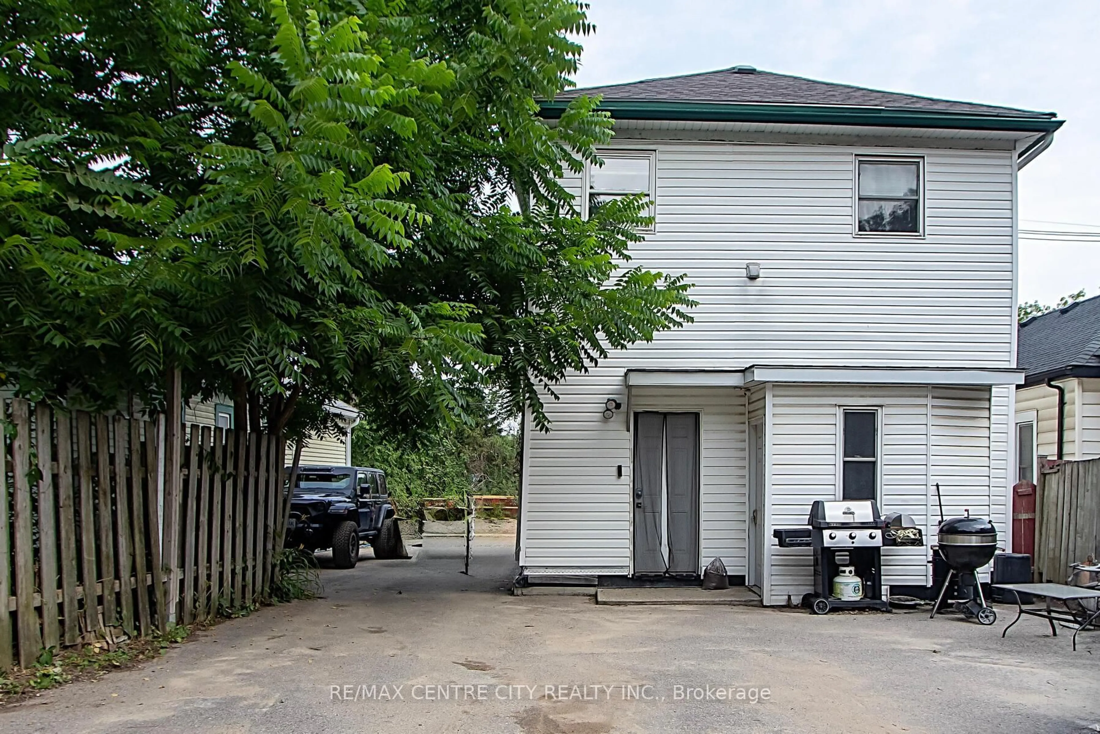 A pic from outside/outdoor area/front of a property/back of a property/a pic from drone, street for 717 Central Ave, London East Ontario N5W 3P9