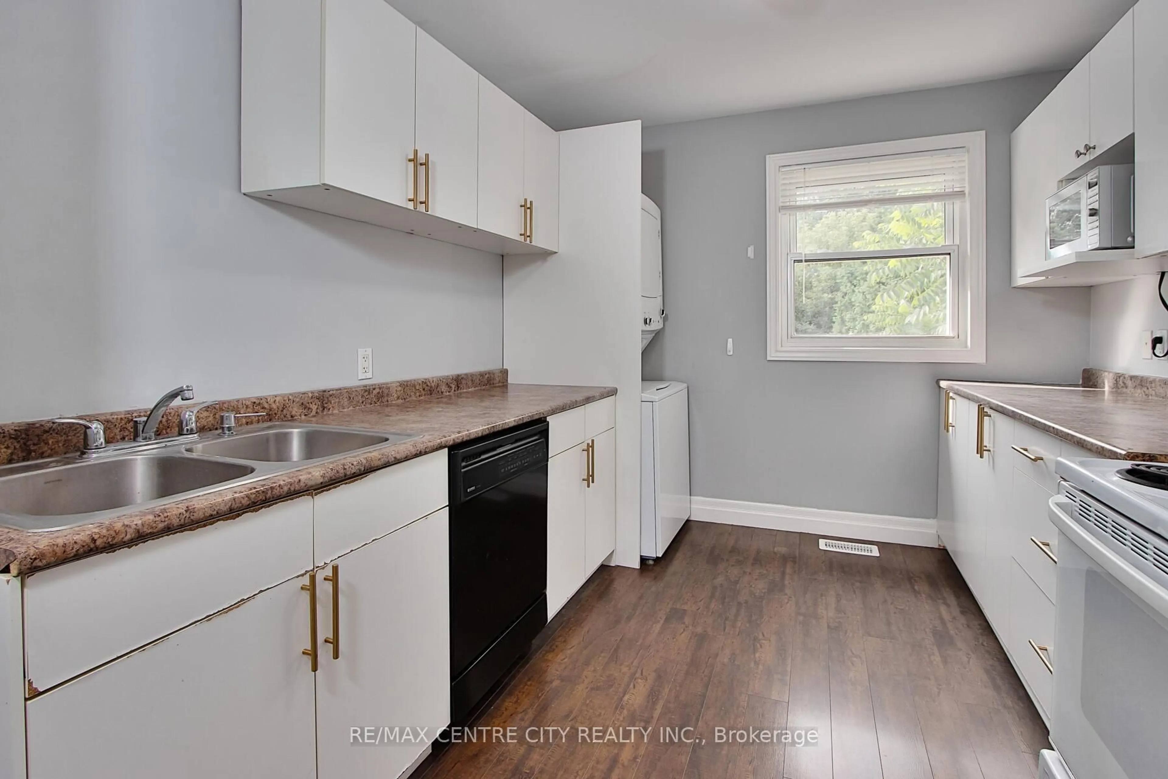 Standard kitchen, wood/laminate floor for 717 Central Ave, London East Ontario N5W 3P9