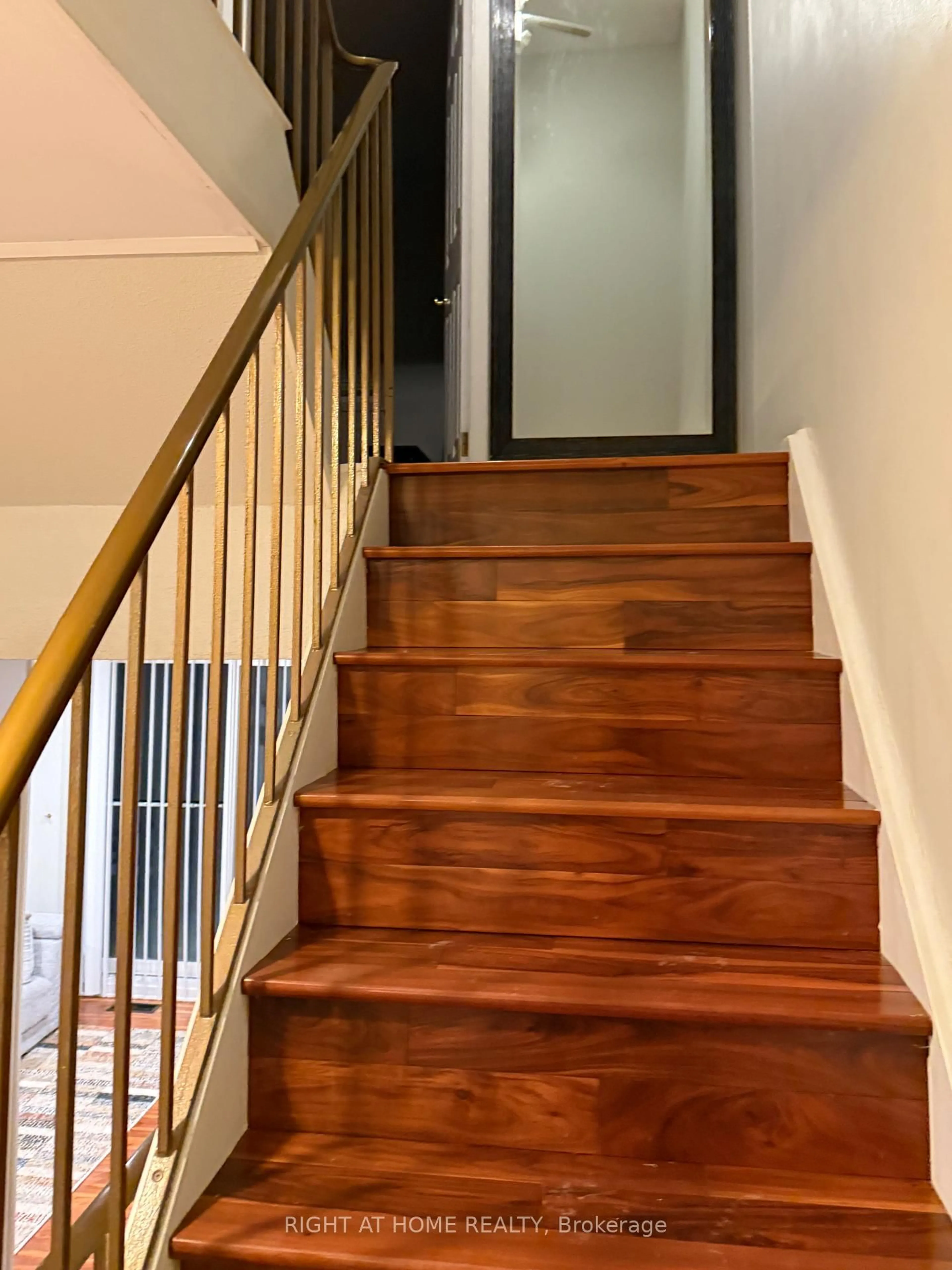 Stairs for 1736 C LAMOUREUX Dr, Ottawa Ontario K1E 2N5