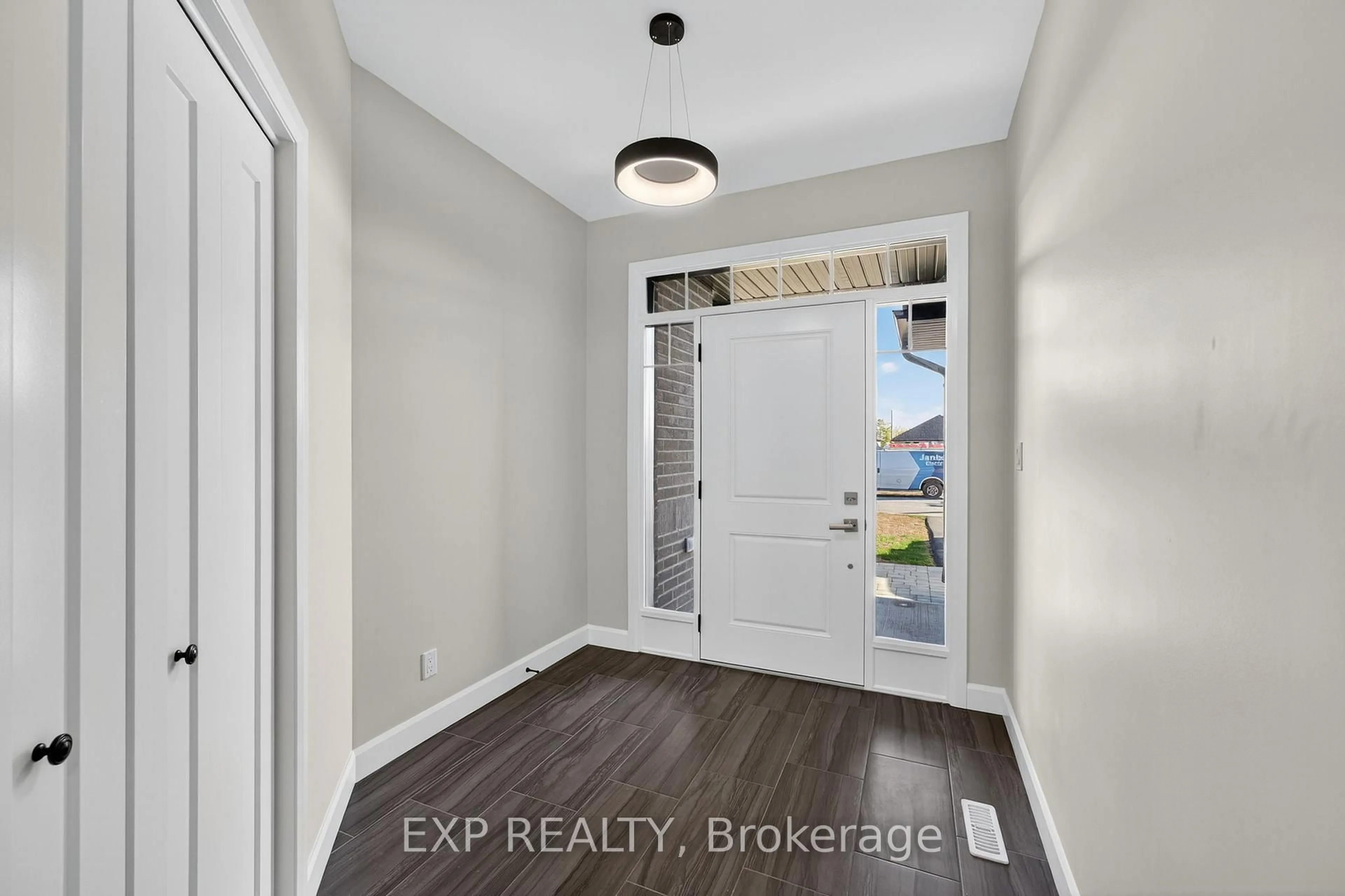 Indoor entryway for 6 Vaughn Crt, Belleville Ontario K8N 0R7