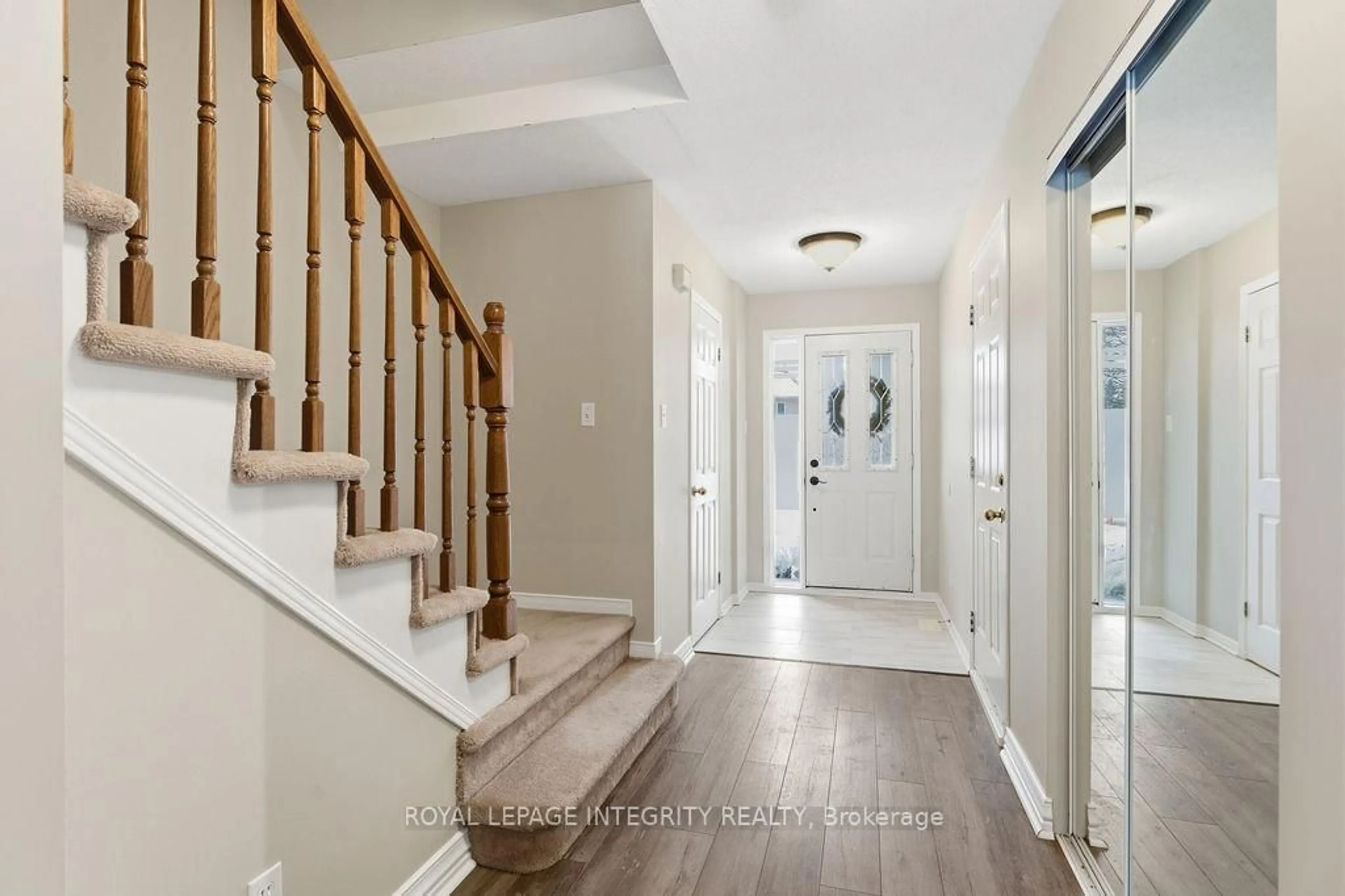 Indoor entryway for 34 Furlong Cres, Ottawa Ontario K2M 2J1