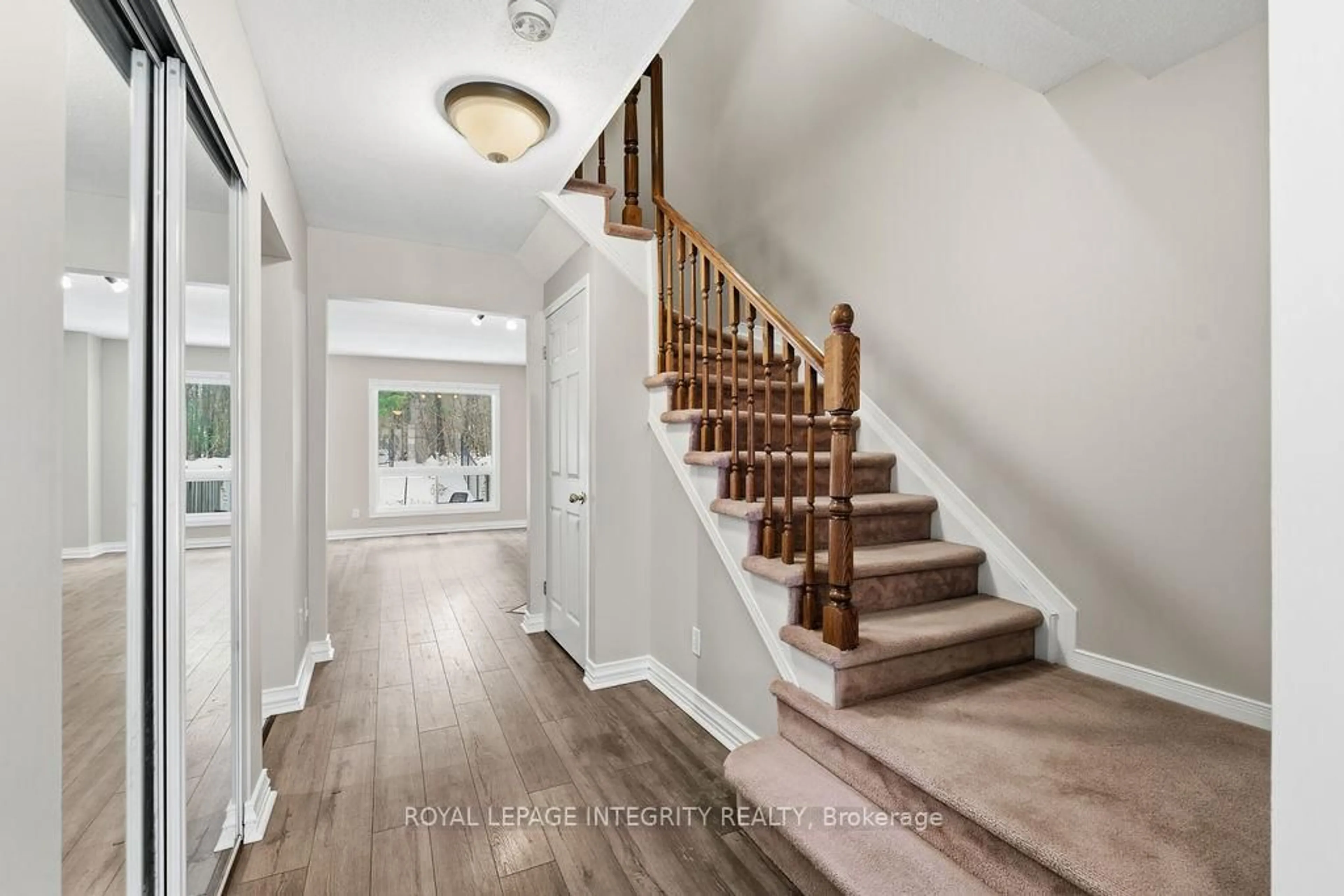 Indoor entryway for 34 Furlong Cres, Ottawa Ontario K2M 2J1