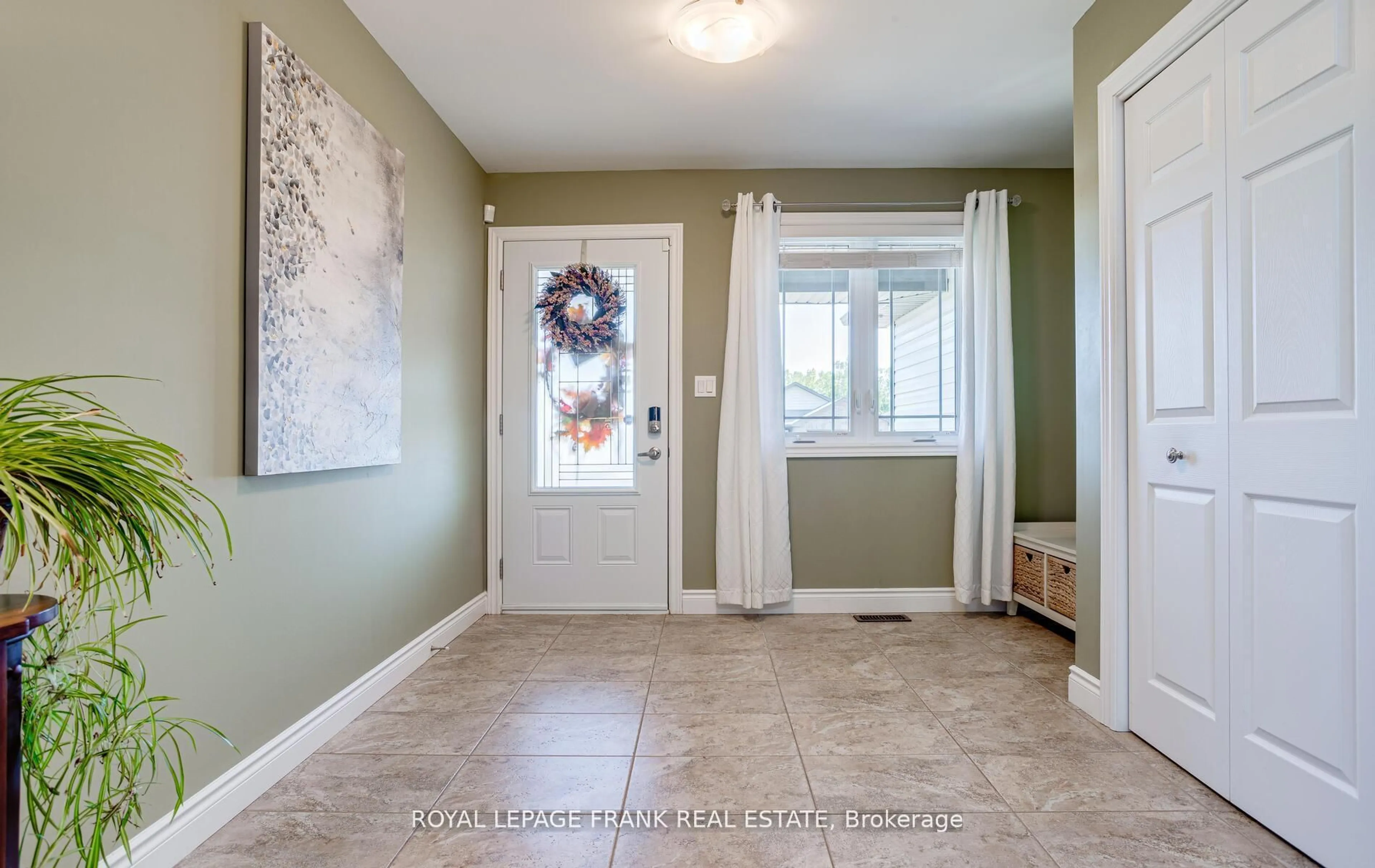 Indoor entryway for 41 Cortland Way, Brighton Ontario K0K 1H0