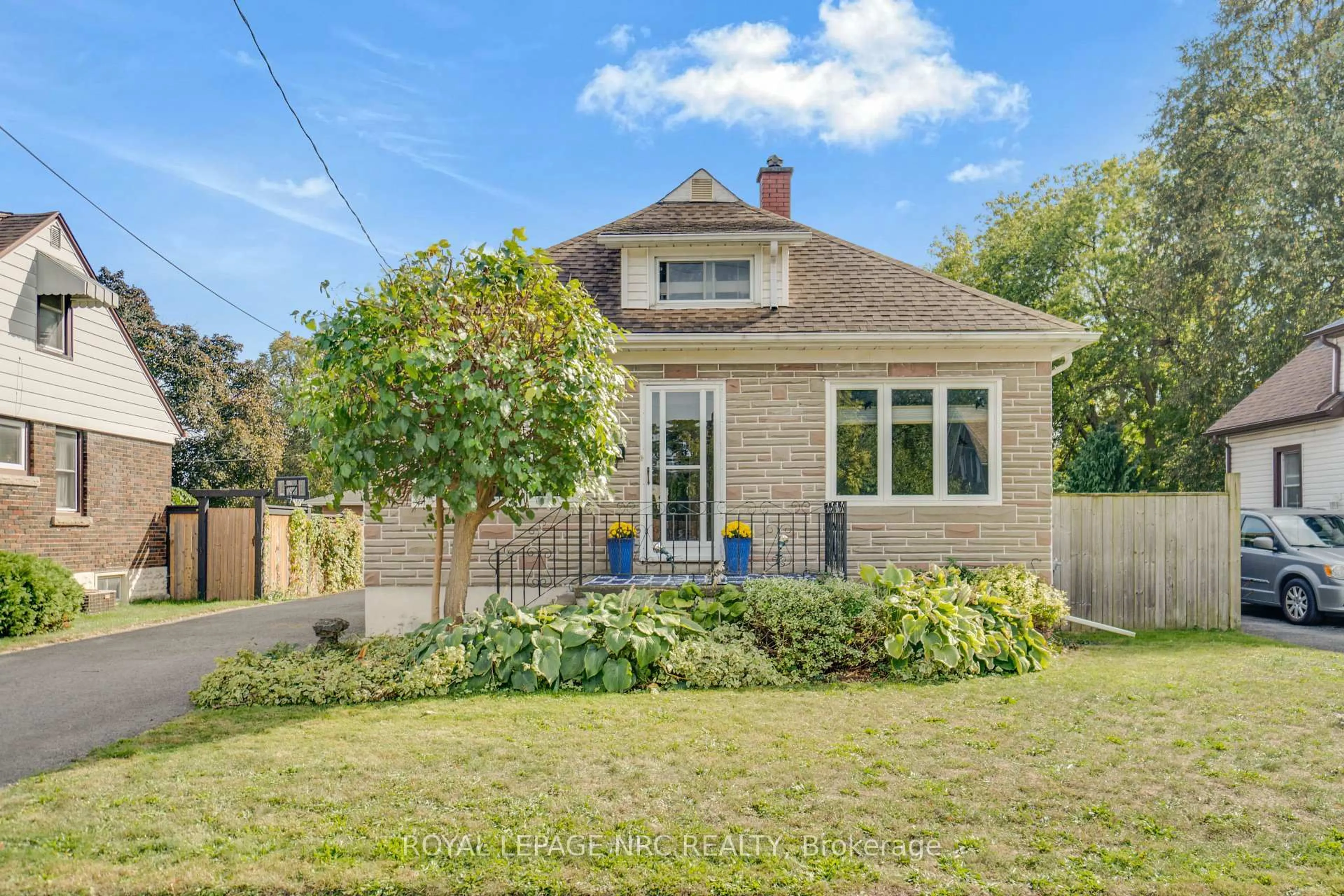 Home with brick exterior material, street for 6440 Crawford St, Niagara Falls Ontario L2E 5Z2