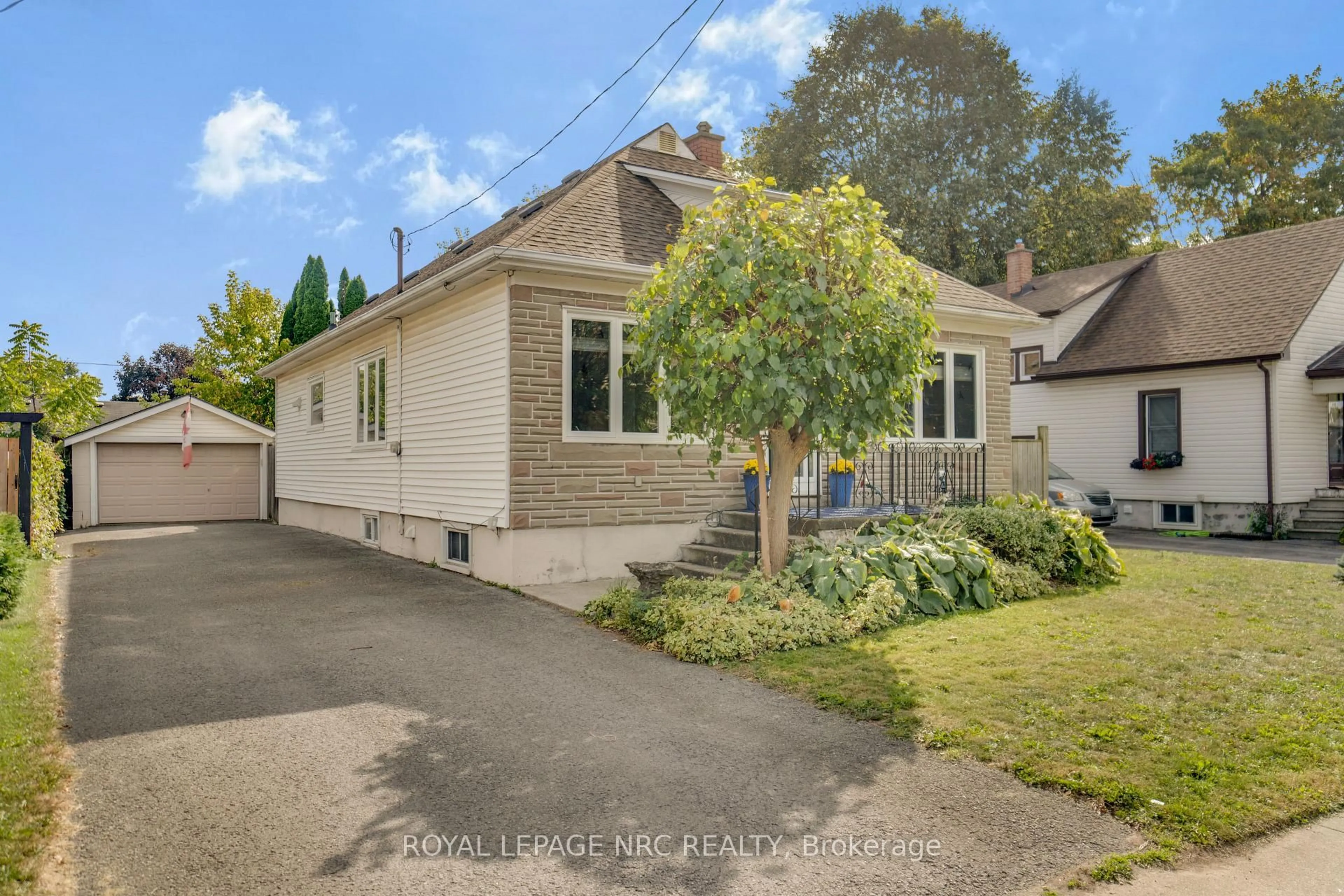 A pic from outside/outdoor area/front of a property/back of a property/a pic from drone, street for 6440 Crawford St, Niagara Falls Ontario L2E 5Z2