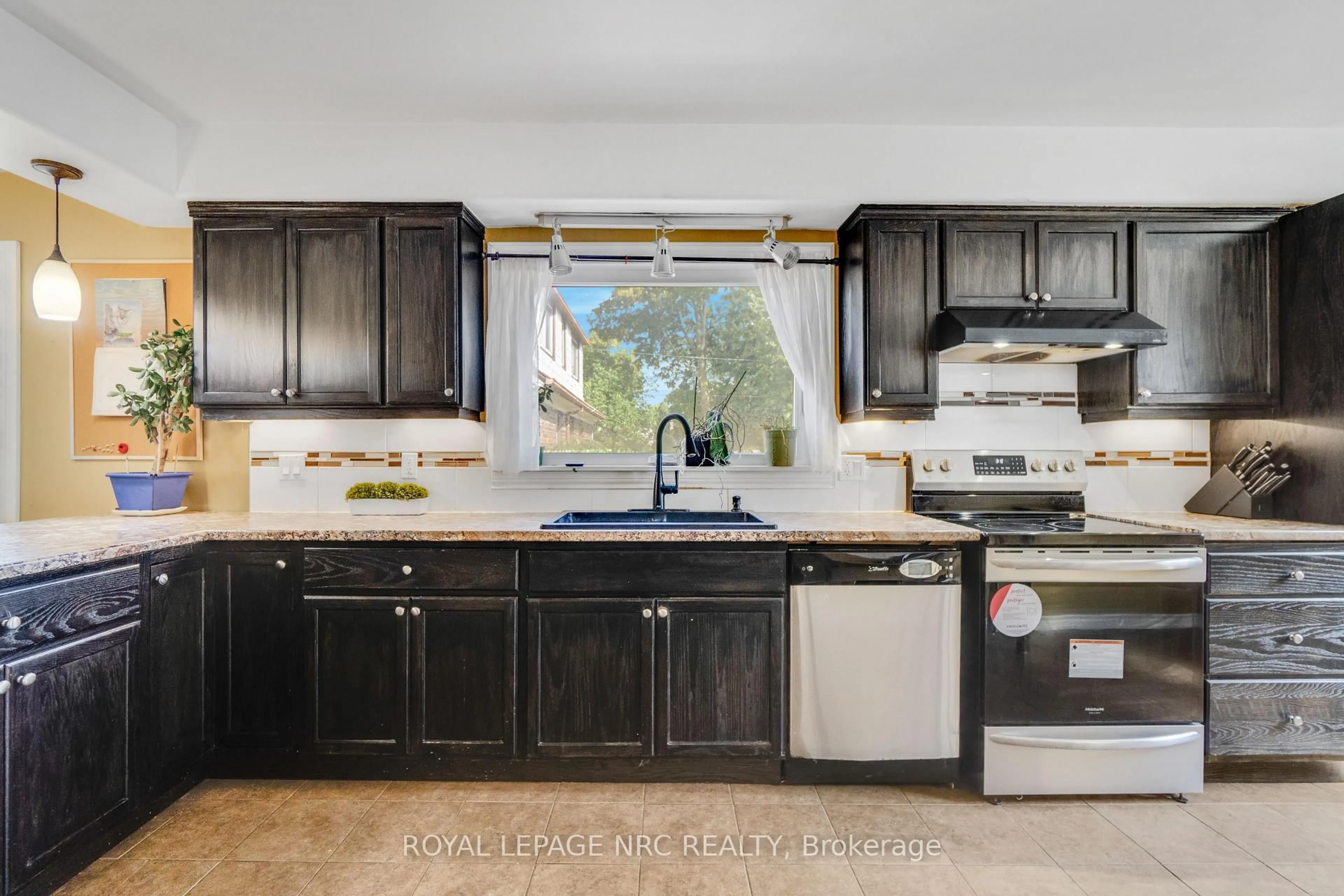 Unknown for 6440 Crawford St, Niagara Falls Ontario L2E 5Z2