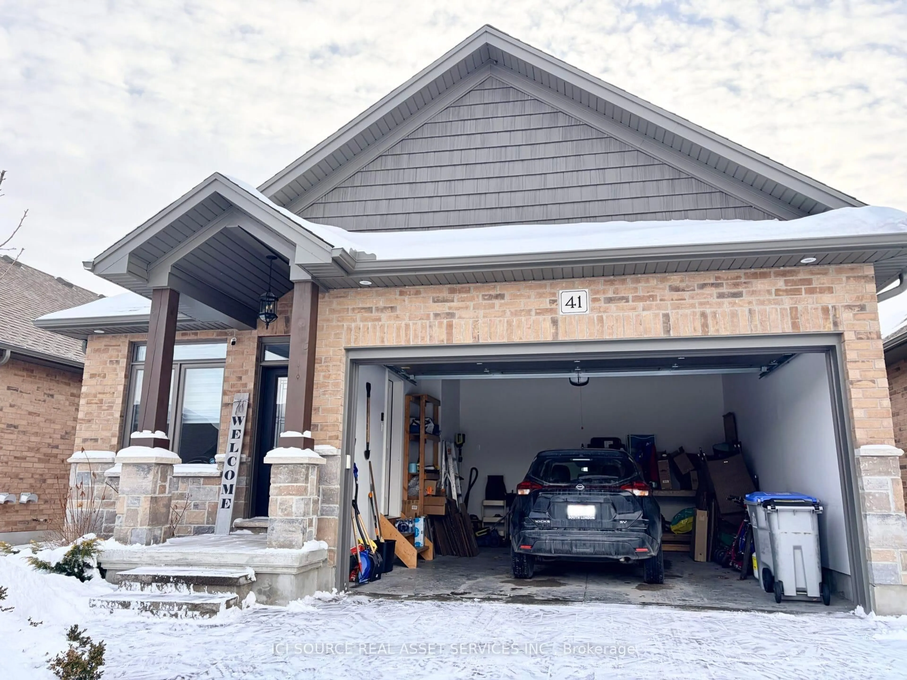 Indoor garage for 159 Collins Way #41, Strathroy-Caradoc Ontario N7G 0G8