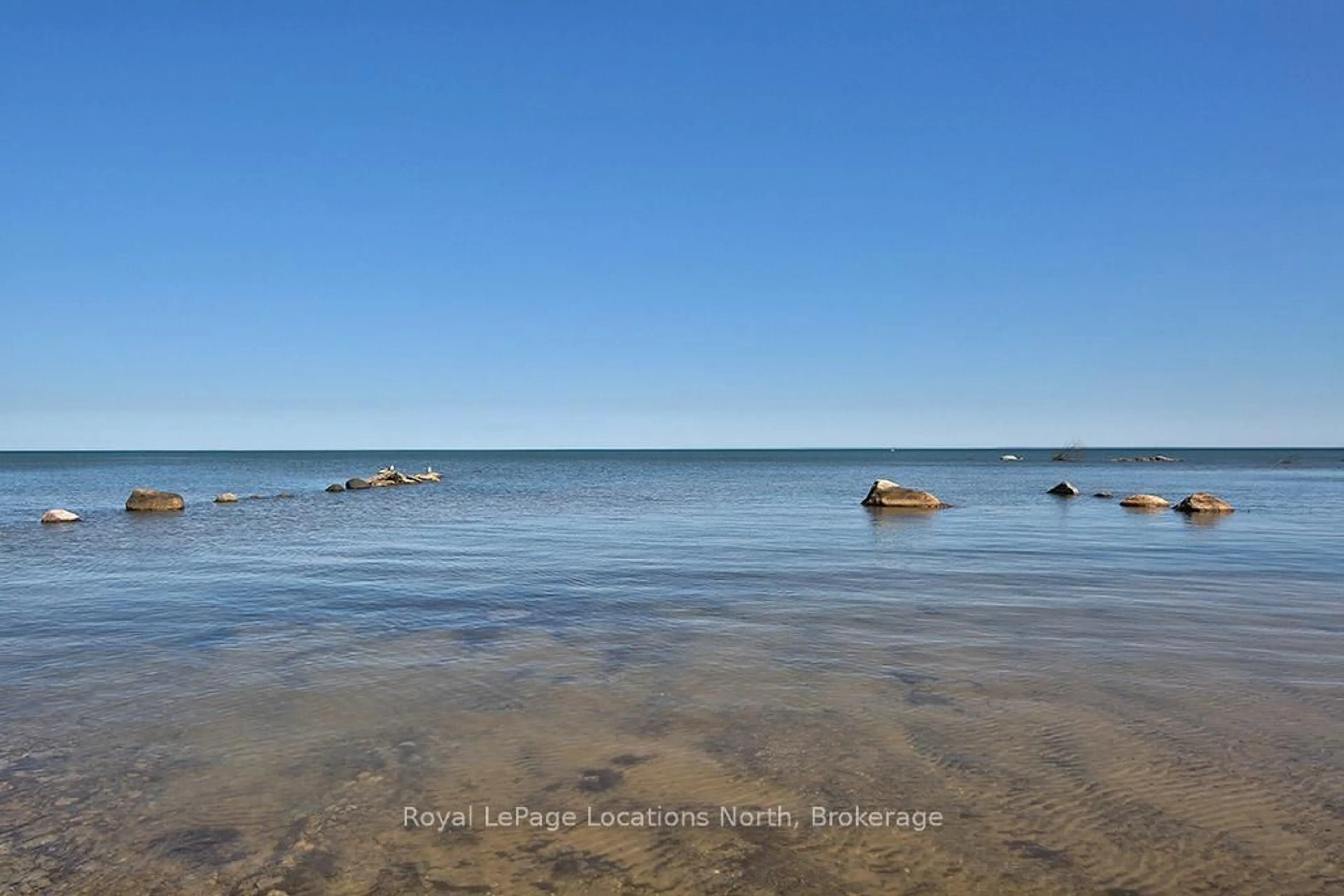 Blurry image for 102 Fraser Cres, Blue Mountains Ontario L9Y 0M8