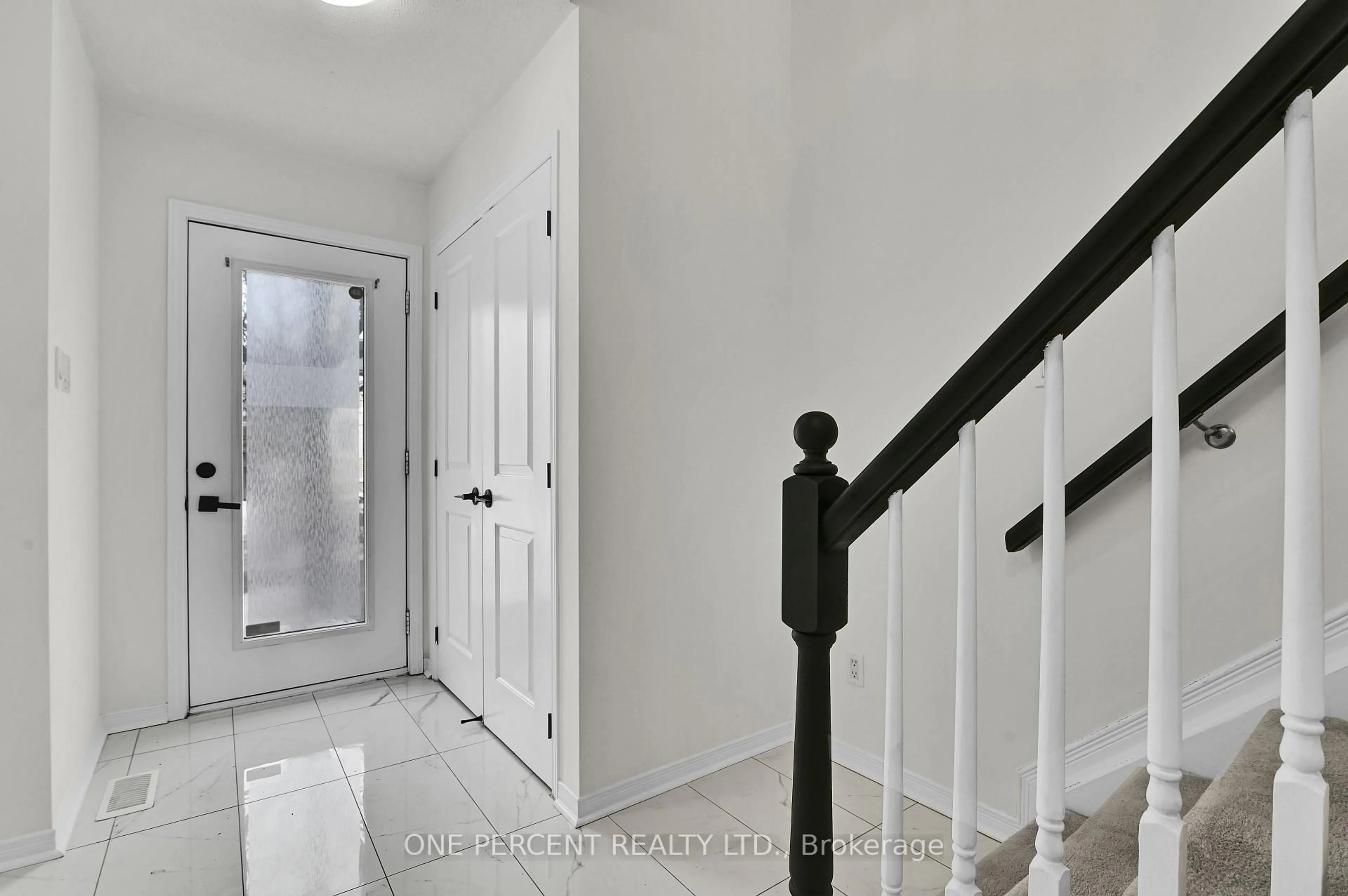 Indoor entryway for 563 Burleigh Private, Ottawa Ontario K1J 1J9
