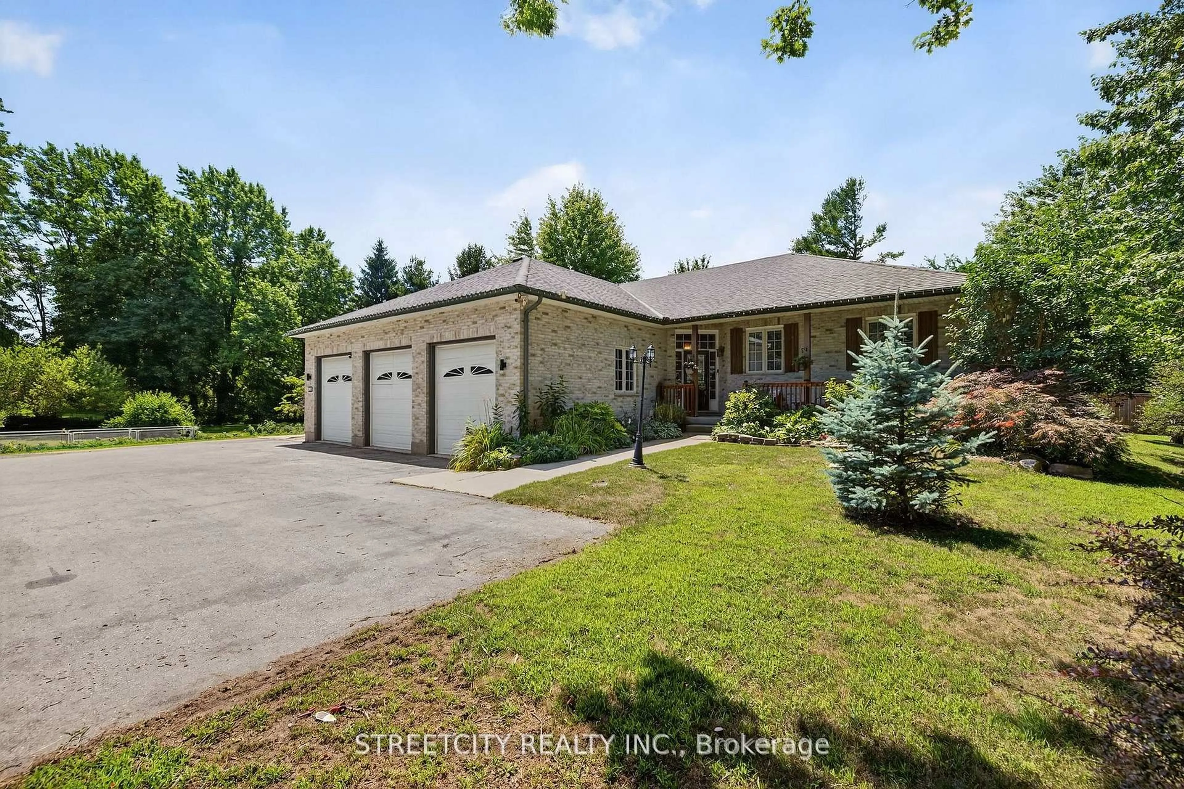 A pic from outside/outdoor area/front of a property/back of a property/a pic from drone, unknown for 1163 Crumlin Sdrd, London East Ontario N5V 1R6