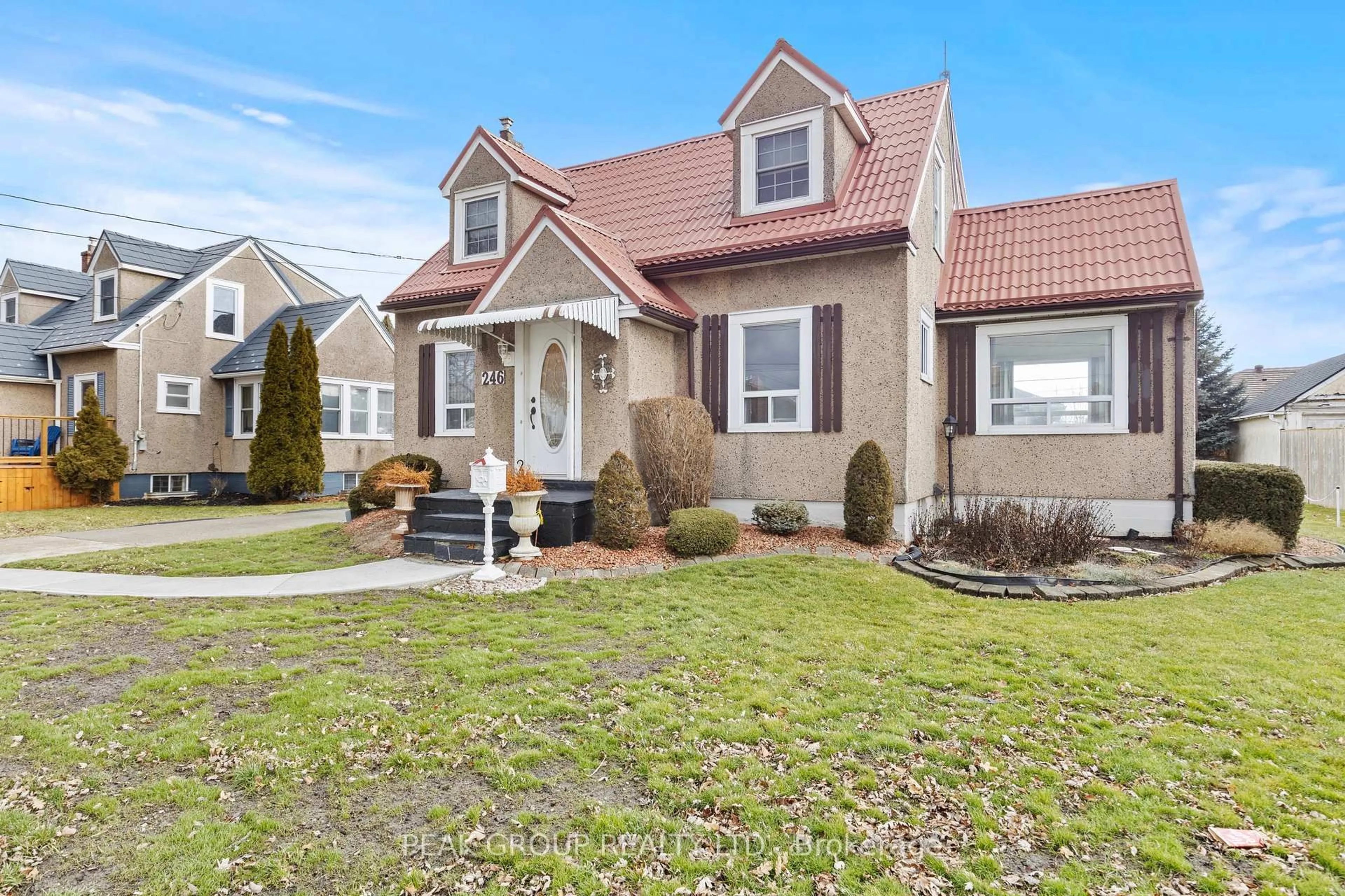 Home with vinyl exterior material, street for 246 Scholfield Ave, Welland Ontario L3B 1N7