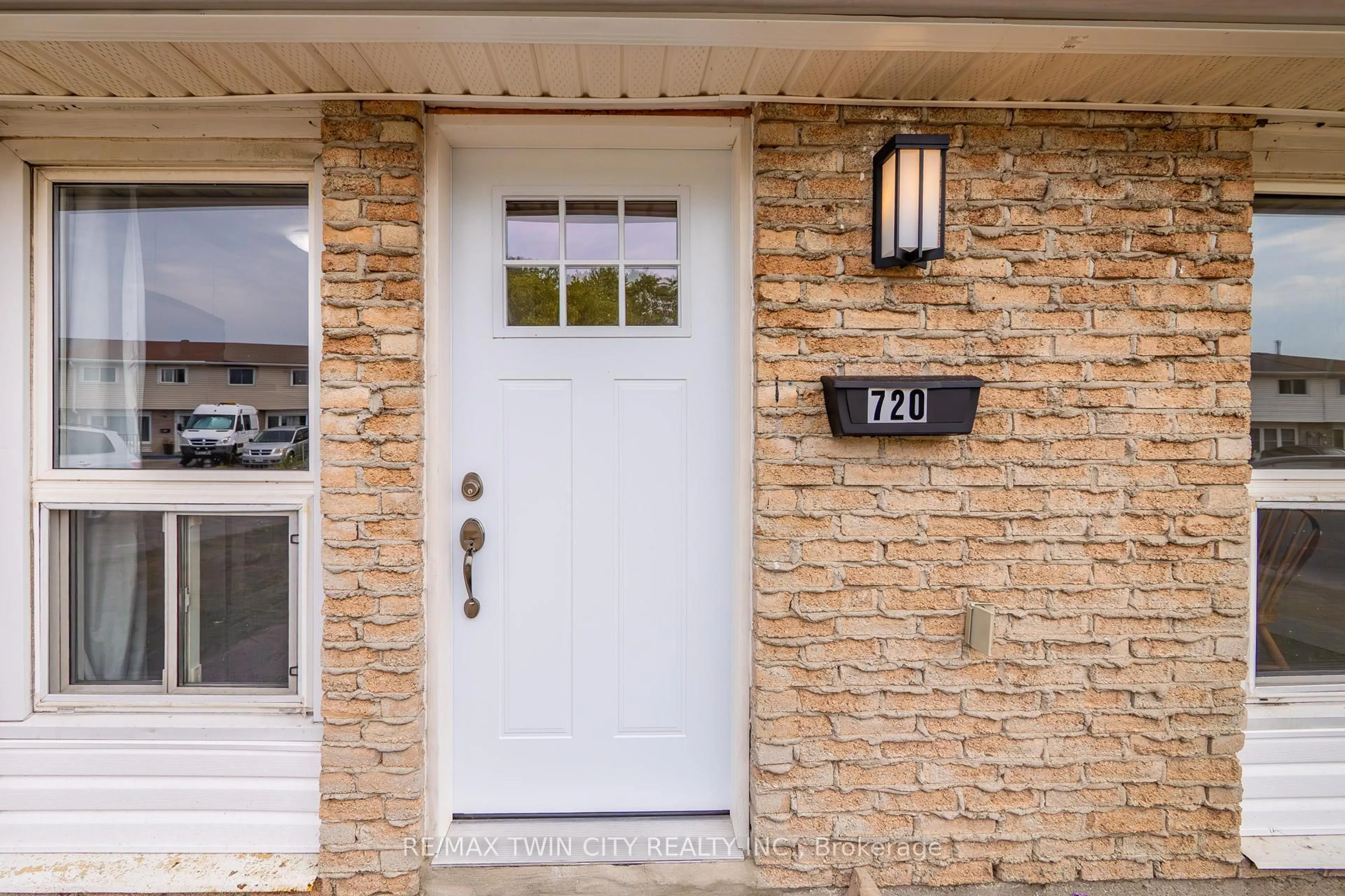 Indoor entryway for 720 Parkview Cres, Cambridge Ontario N3H 4X9