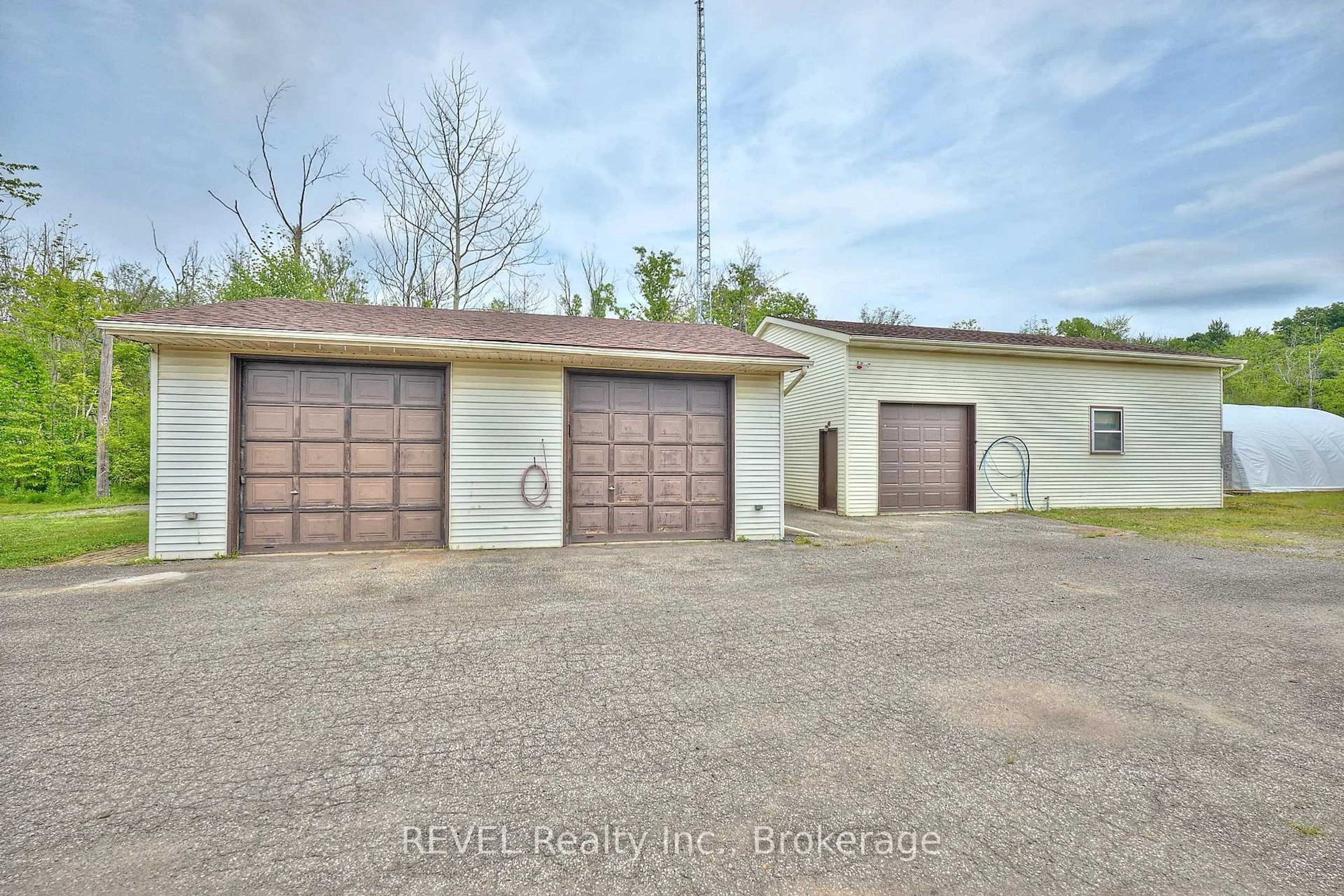 Indoor garage for 740 Highway 20, Pelham Ontario L0S 1C0