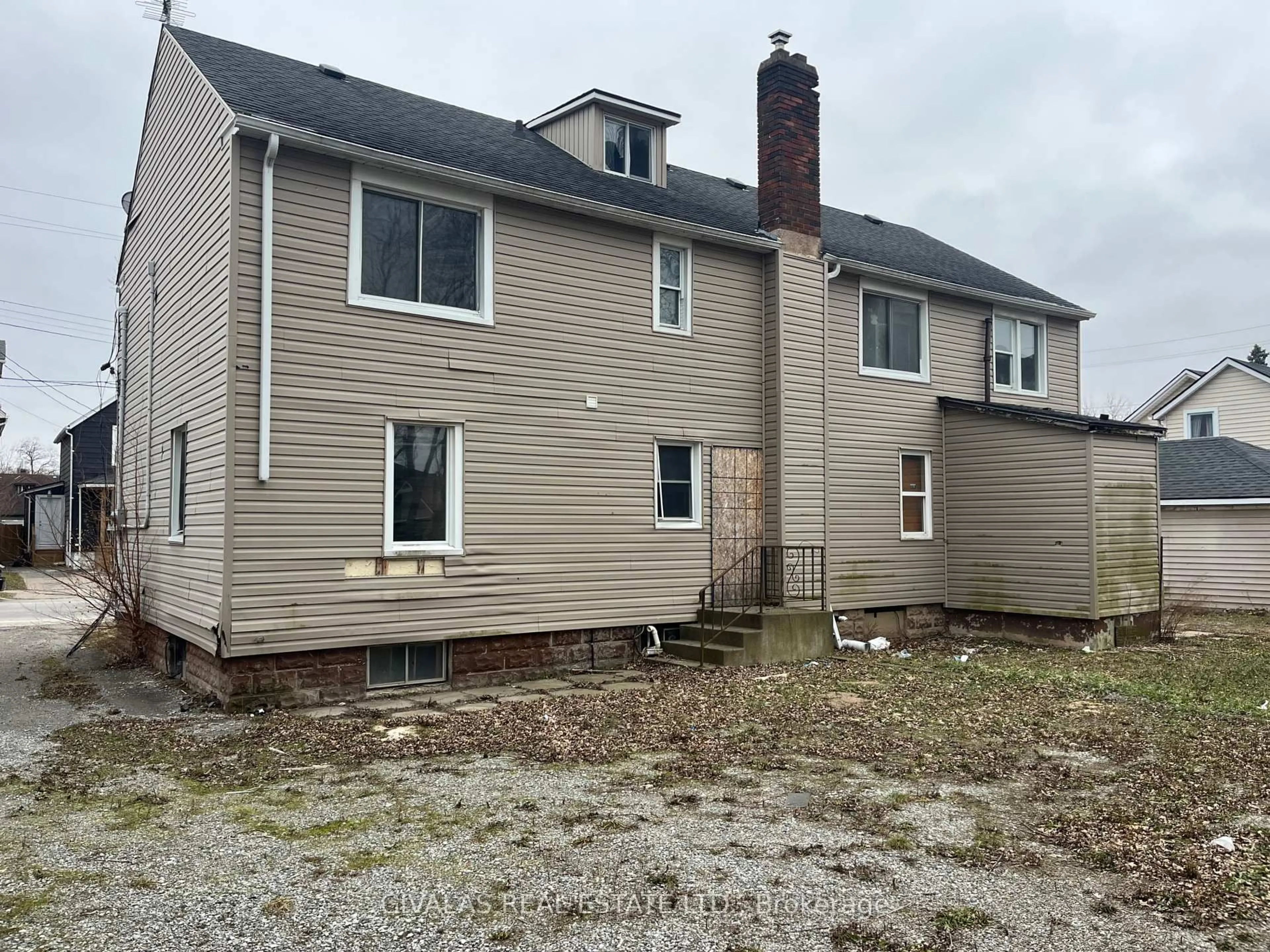 Home with vinyl exterior material, building for 14 Asher St, Welland Ontario L3B 4J1