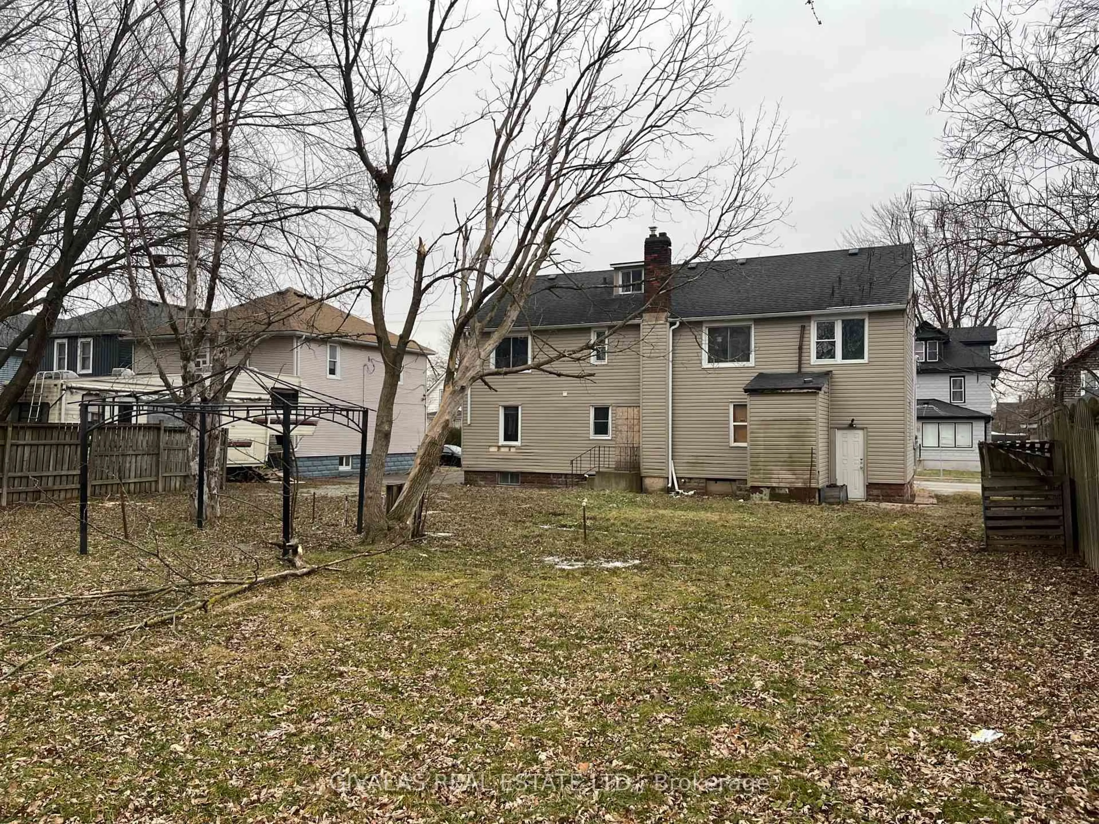 A pic from outside/outdoor area/front of a property/back of a property/a pic from drone, street for 14 Asher St, Welland Ontario L3B 4J1