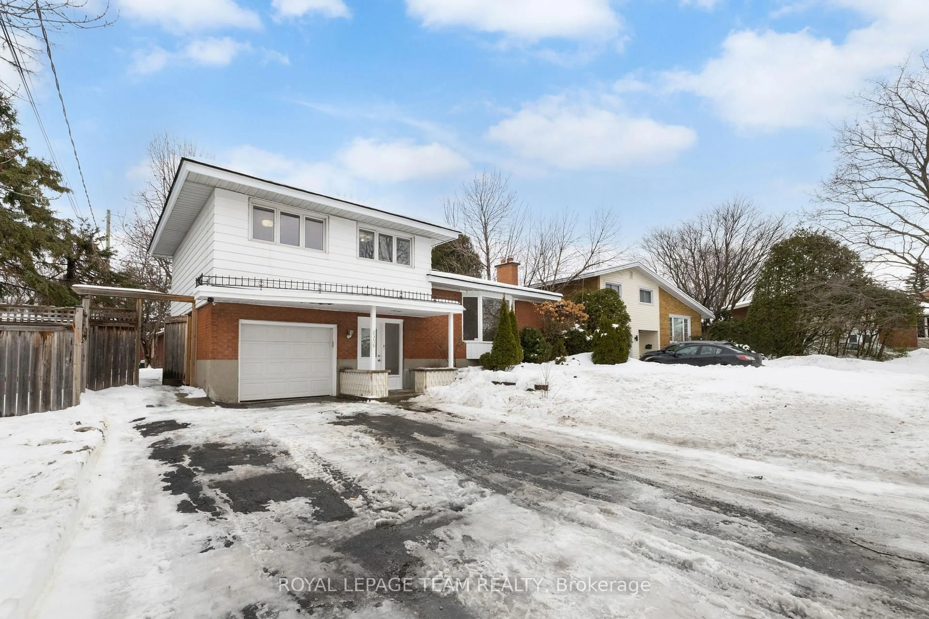 A pic from outside/outdoor area/front of a property/back of a property/a pic from drone, street for 2358 Malone Cres, Ottawa Ontario K2C 1L5