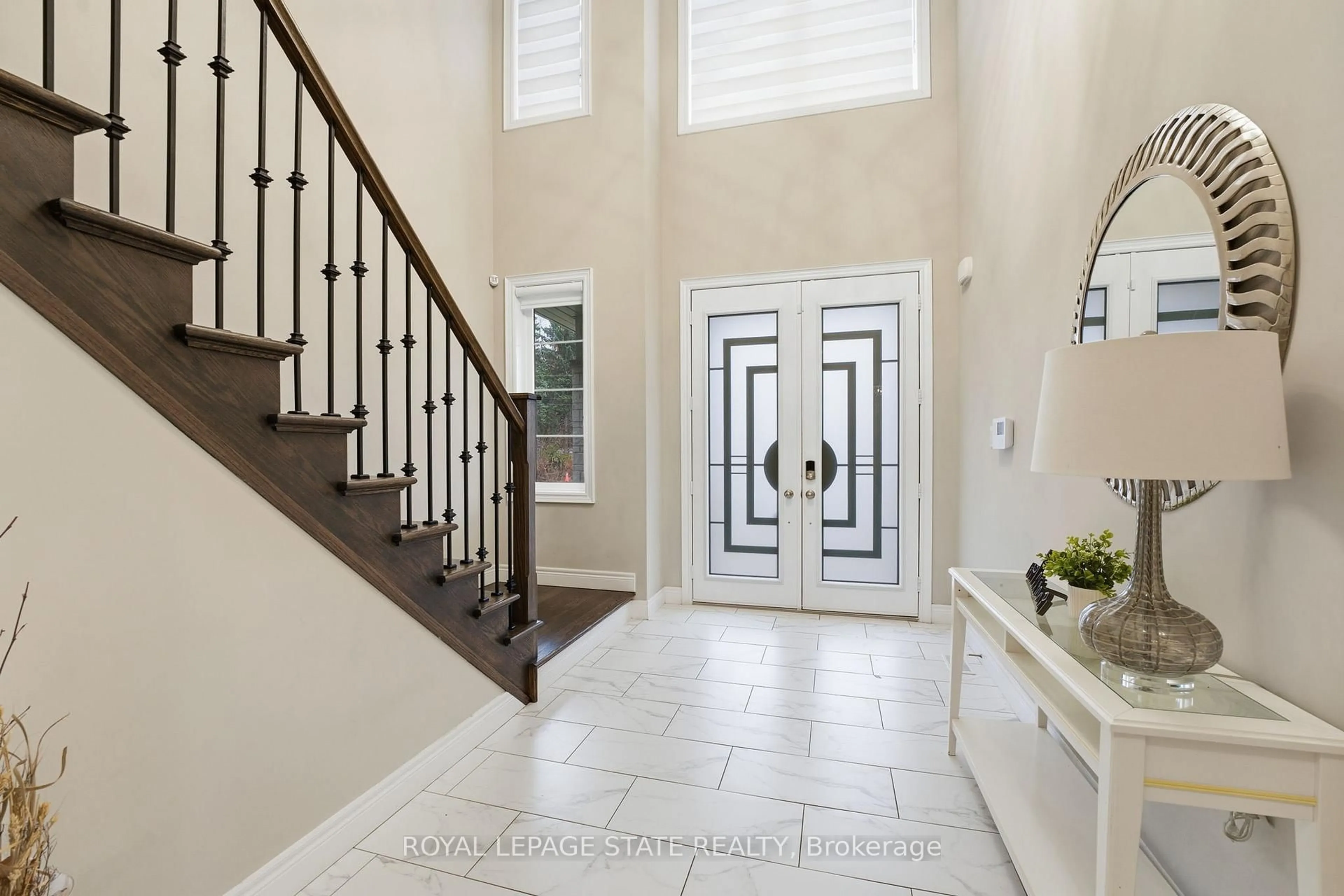 Indoor entryway for 29 Roselawn Ave, Hamilton Ontario L9G 0H9