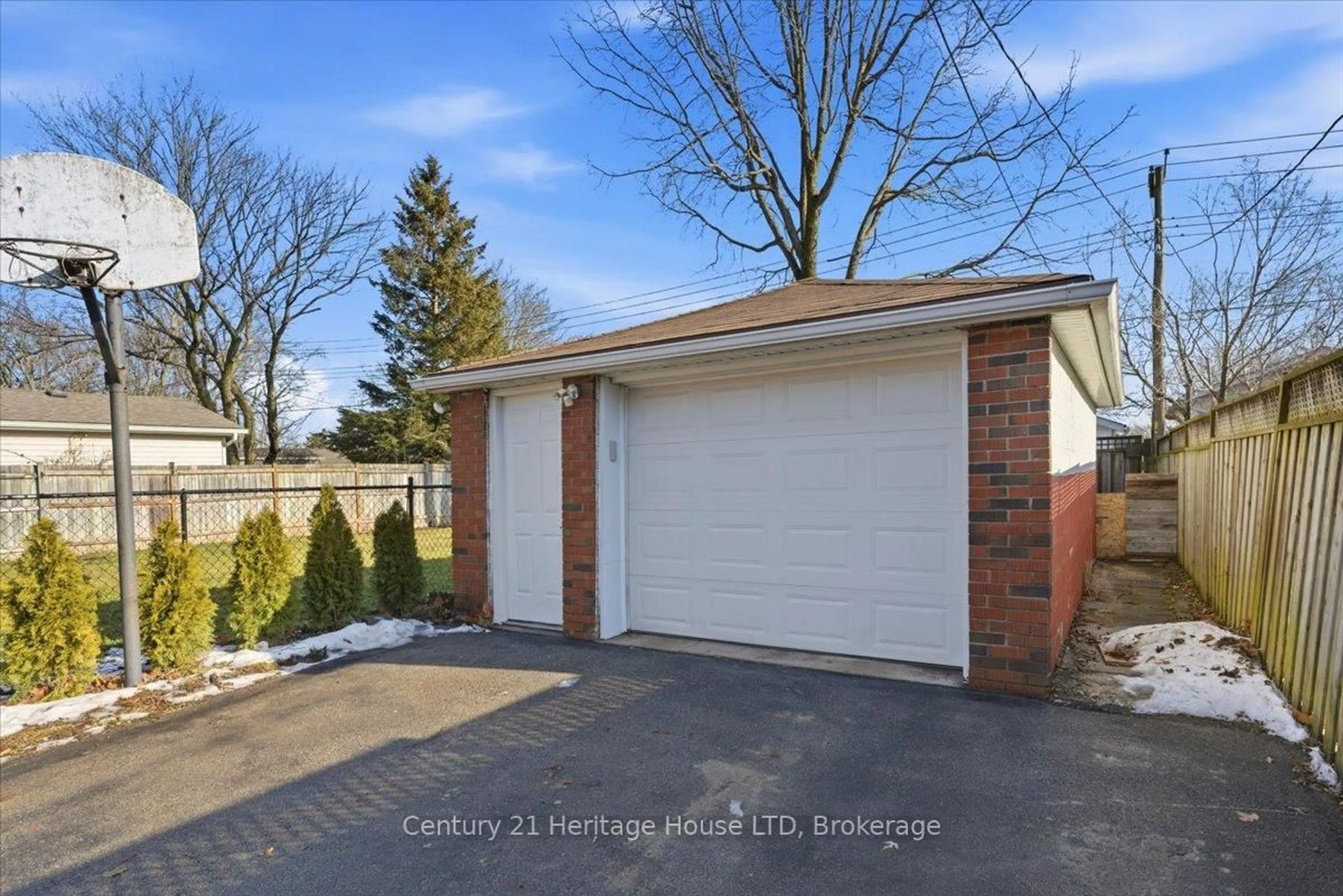 Indoor garage for 50 Barron St, Welland Ontario L3C 2K5