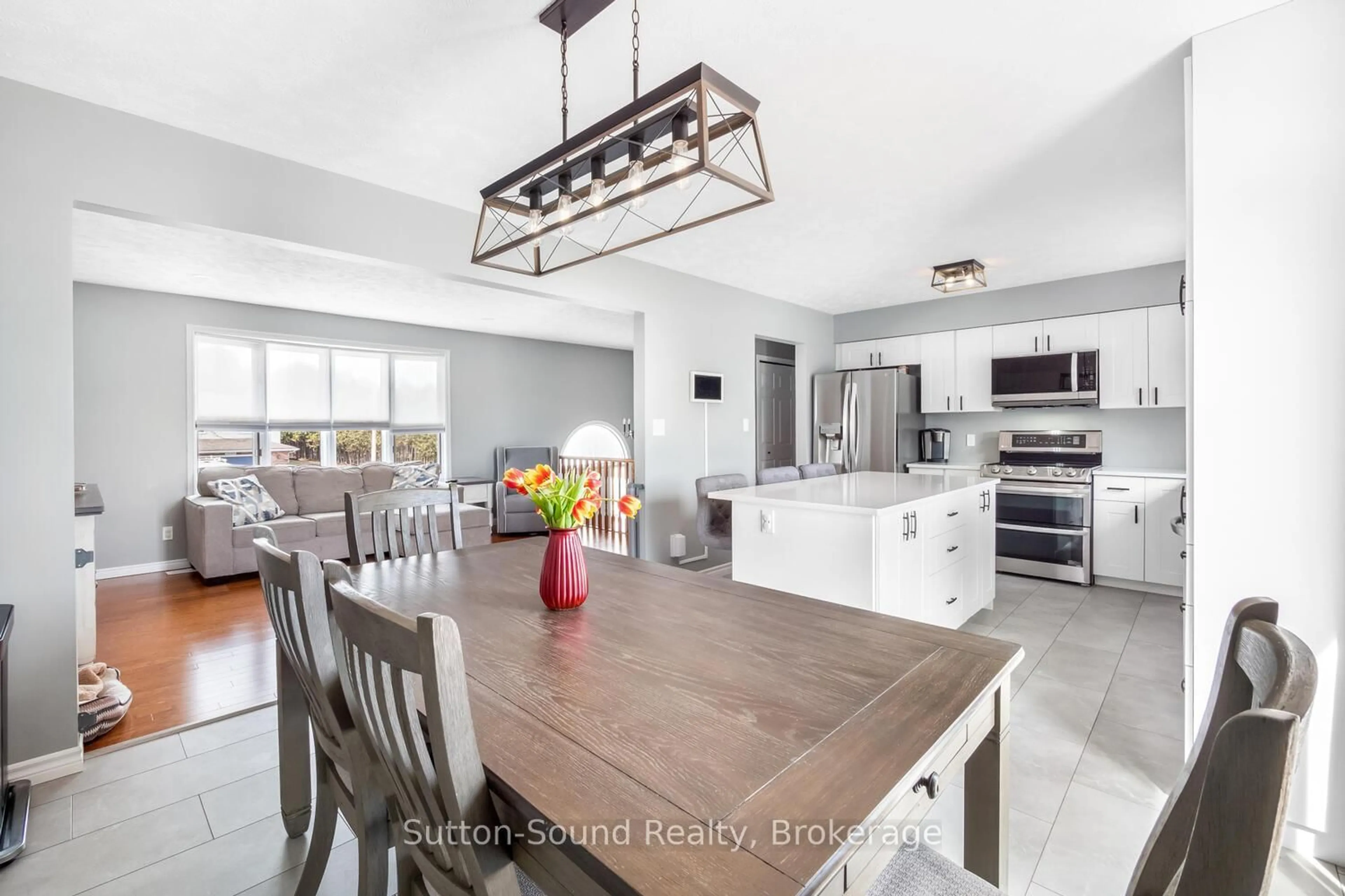 Open concept kitchen, ceramic/tile floor for 2667 8th Ave, Owen Sound Ontario N4K 6S5