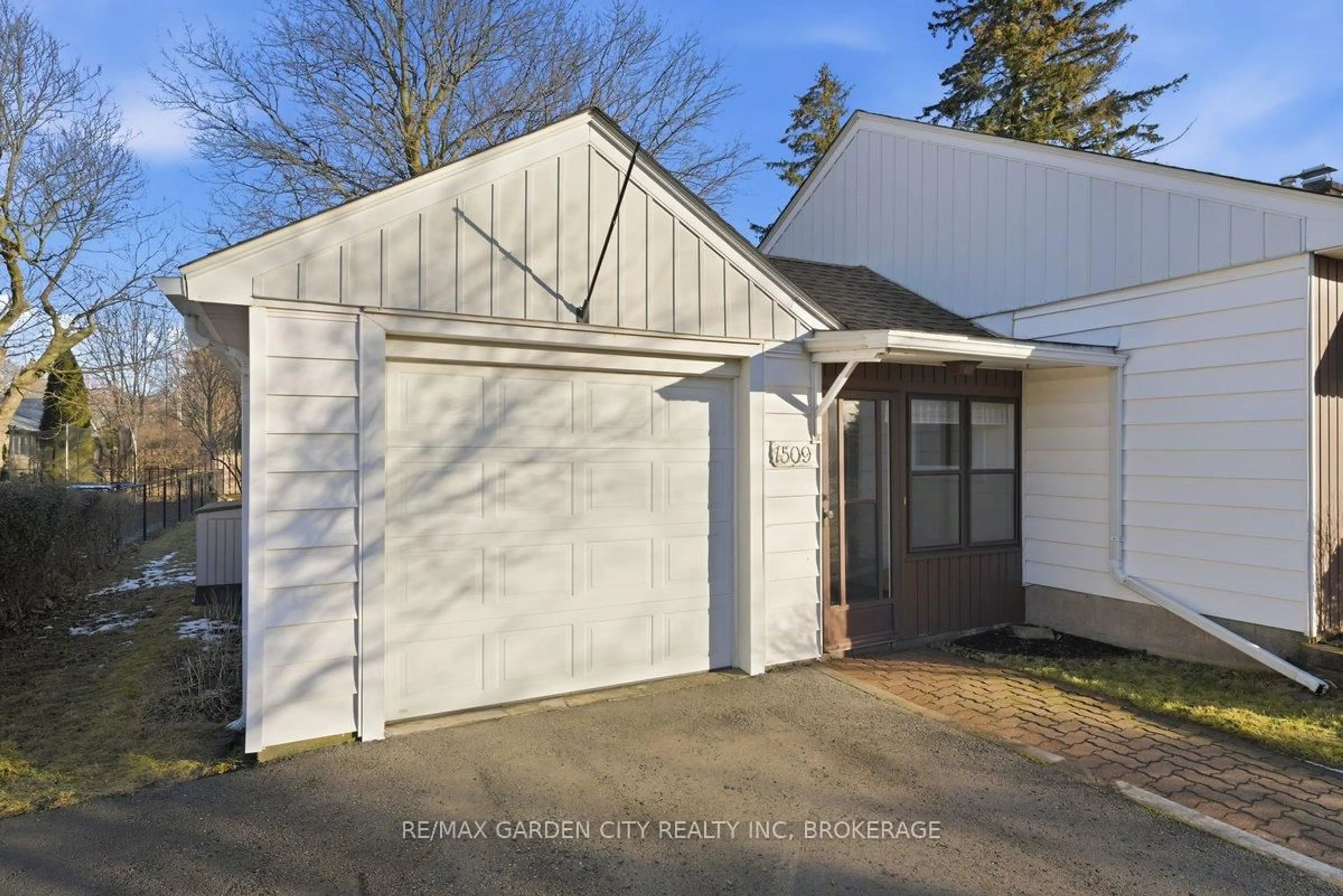 Indoor garage for 1509 Haist St, Pelham Ontario L0S 1E0