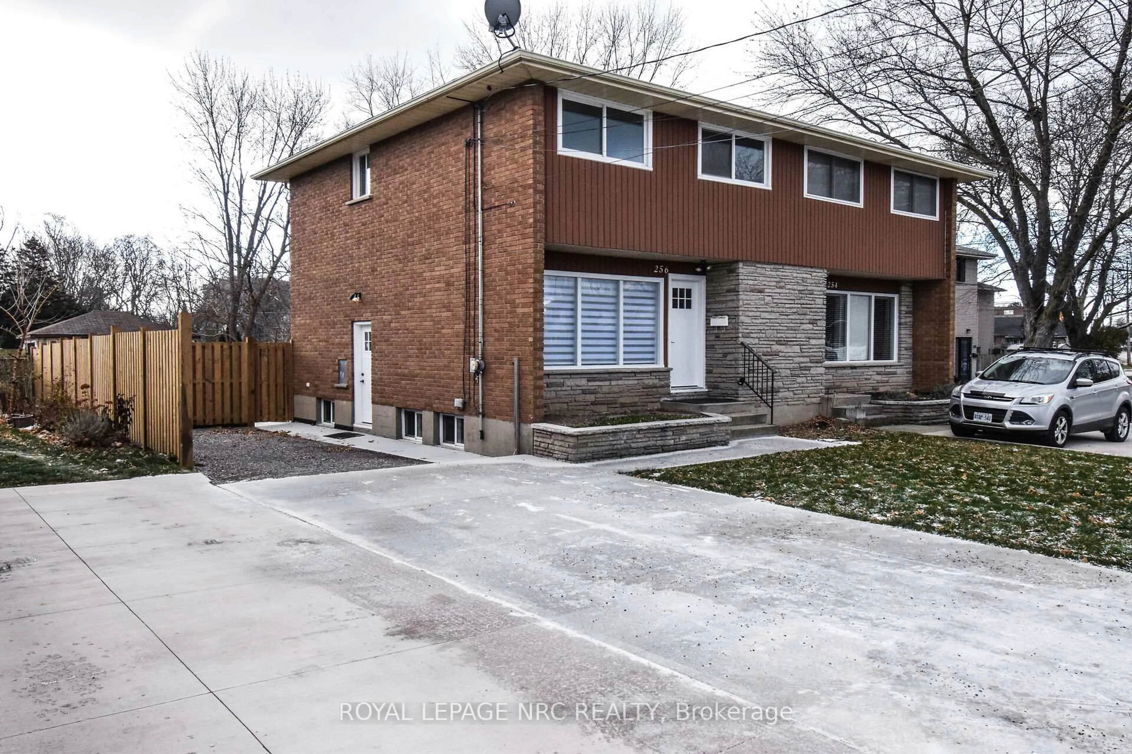 Home with brick exterior material, street for 256 Scott St, St. Catharines Ontario L2N 1H8