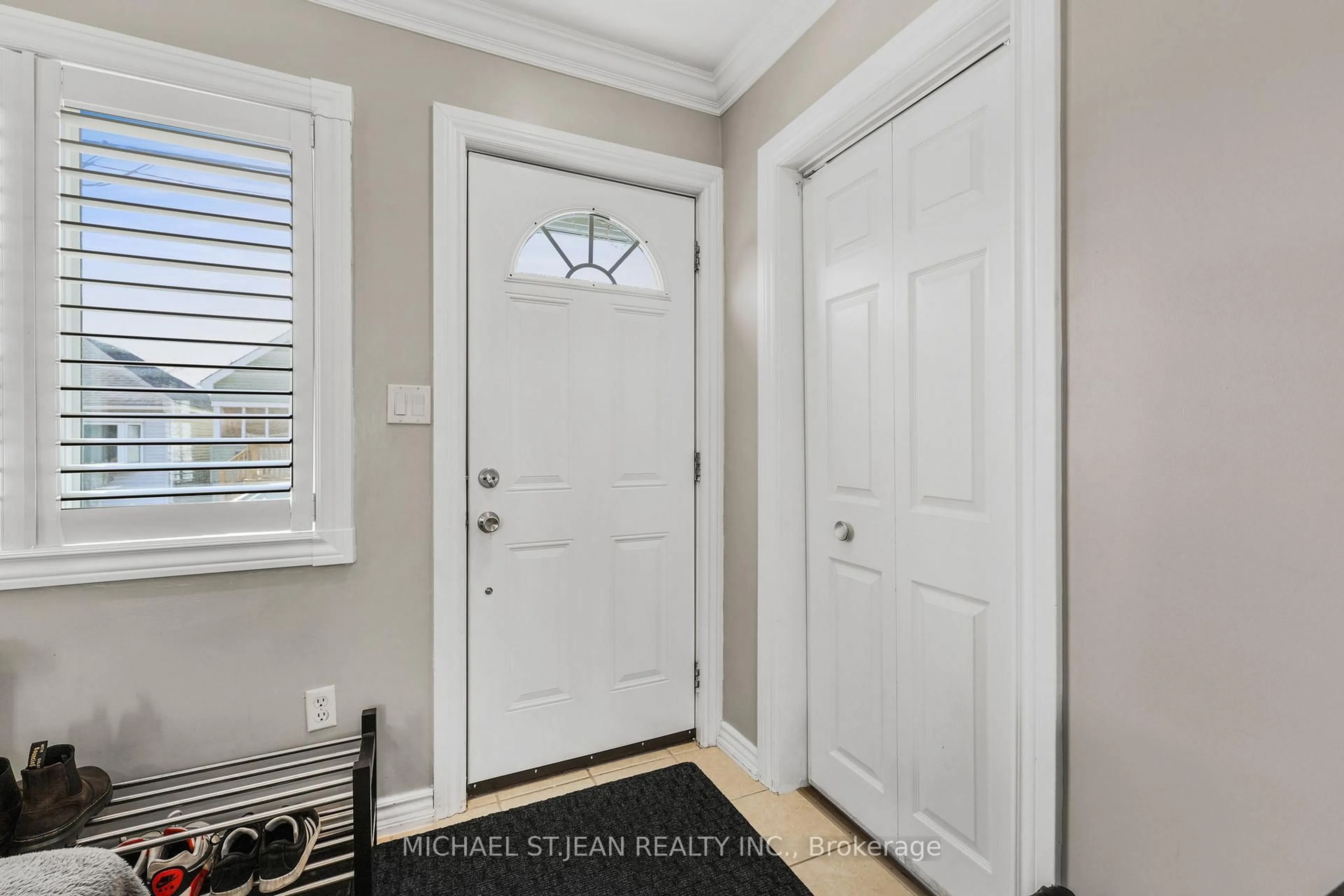 Indoor entryway for 410 Cope St, Hamilton Ontario L8H 5C3