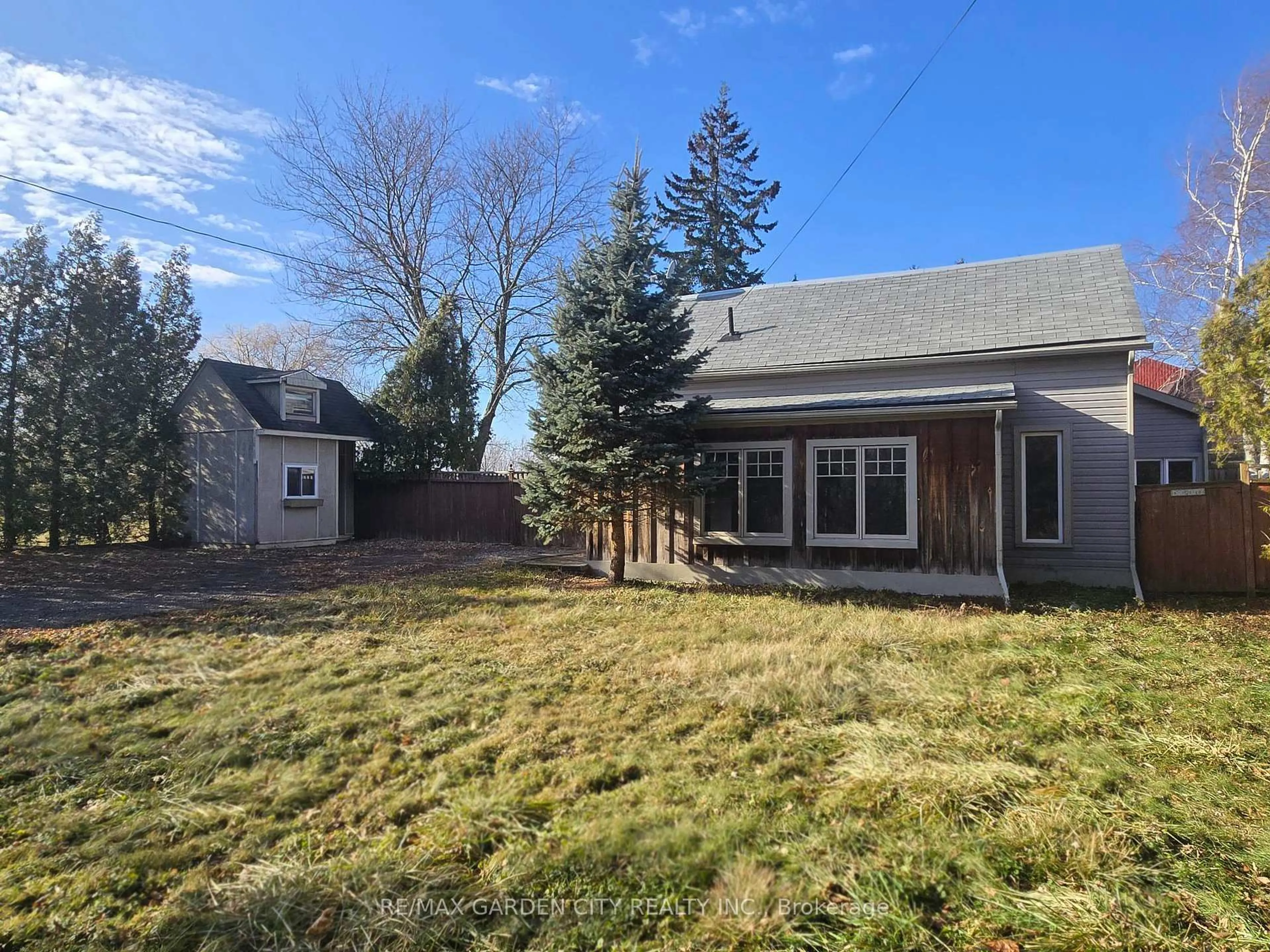 A pic from outside/outdoor area/front of a property/back of a property/a pic from drone, unknown for 126 Mountain Rd, Grimsby Ontario L3M 4E7