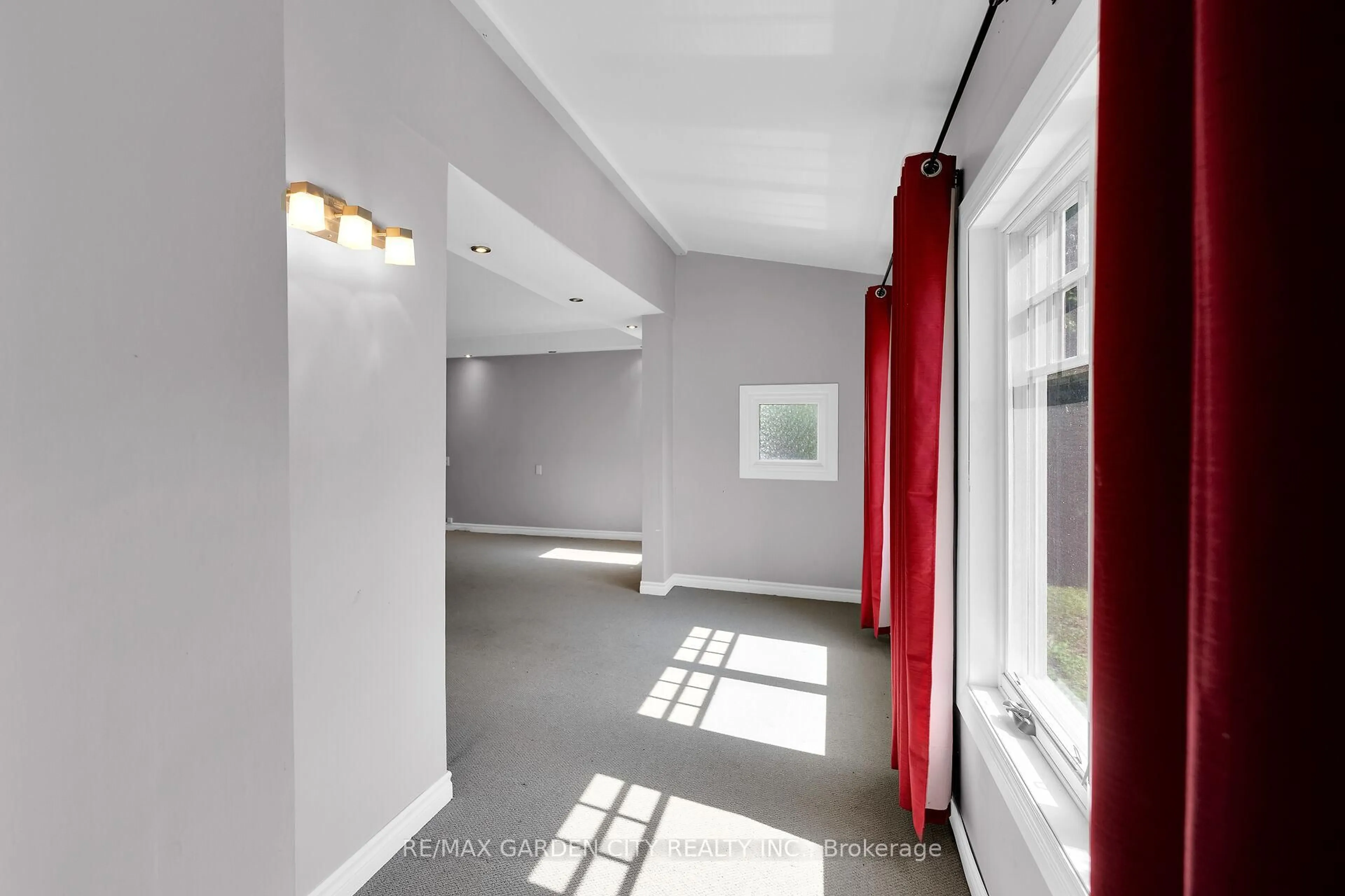 Indoor entryway for 126 Mountain Rd, Grimsby Ontario L3M 4E7