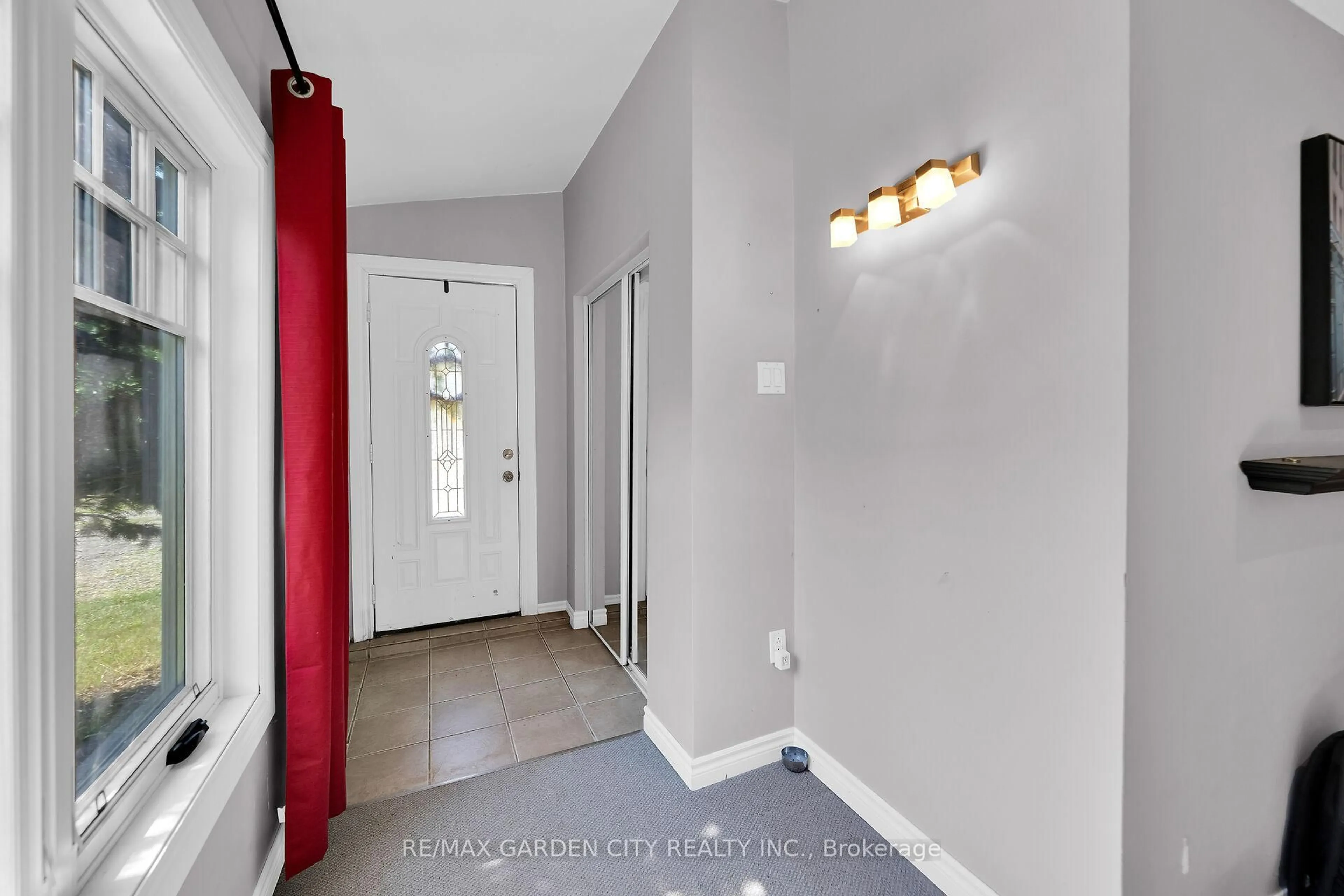 Indoor entryway for 126 Mountain Rd, Grimsby Ontario L3M 4E7